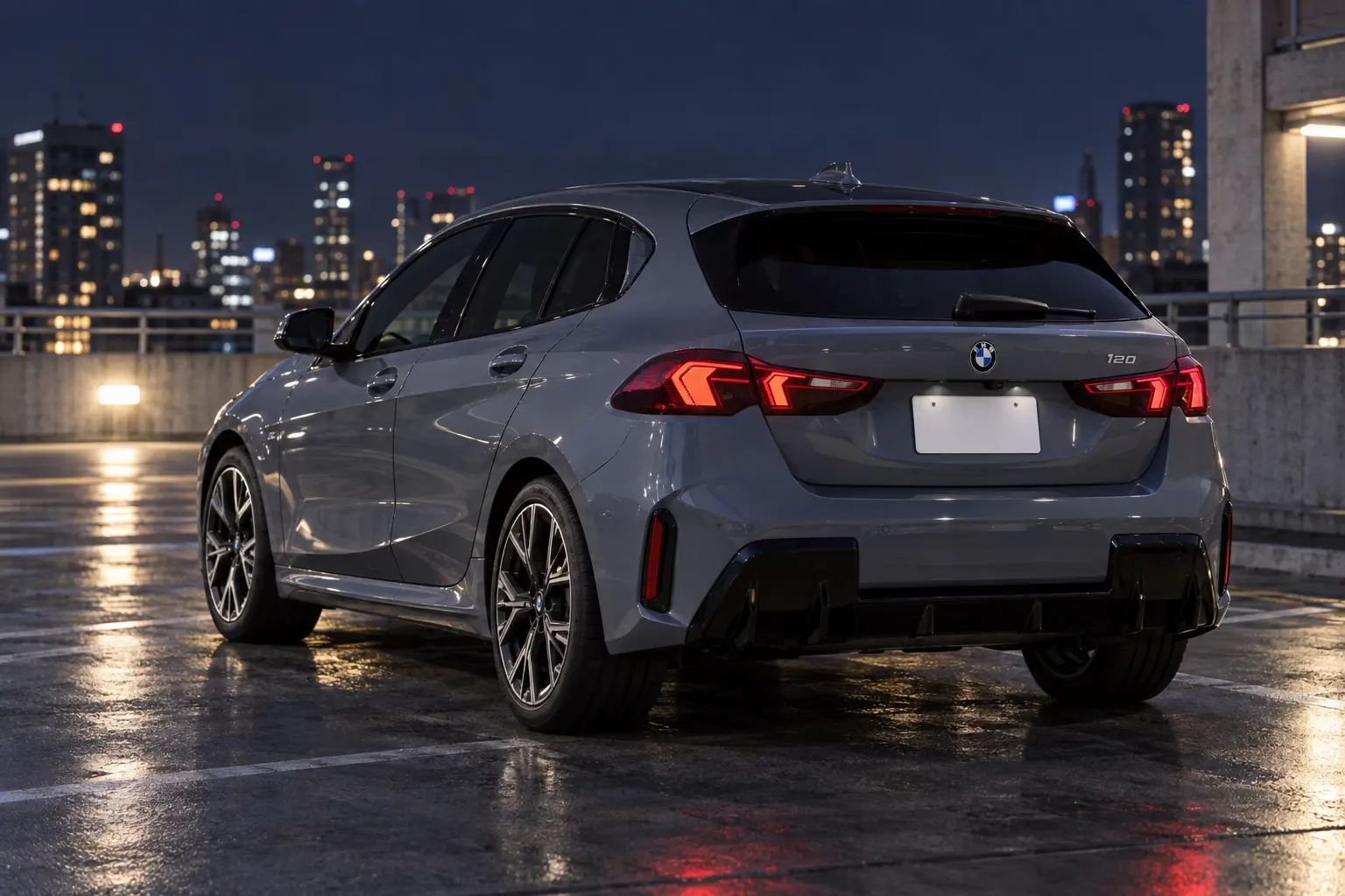 BMW 120 M Sportを斜め後ろから見た実車イラスト。Mブルックリン・グレーのボディ、横長のLEDテールランプ、ハッチバックの後ろ姿。夜の街の立体駐車場の屋上