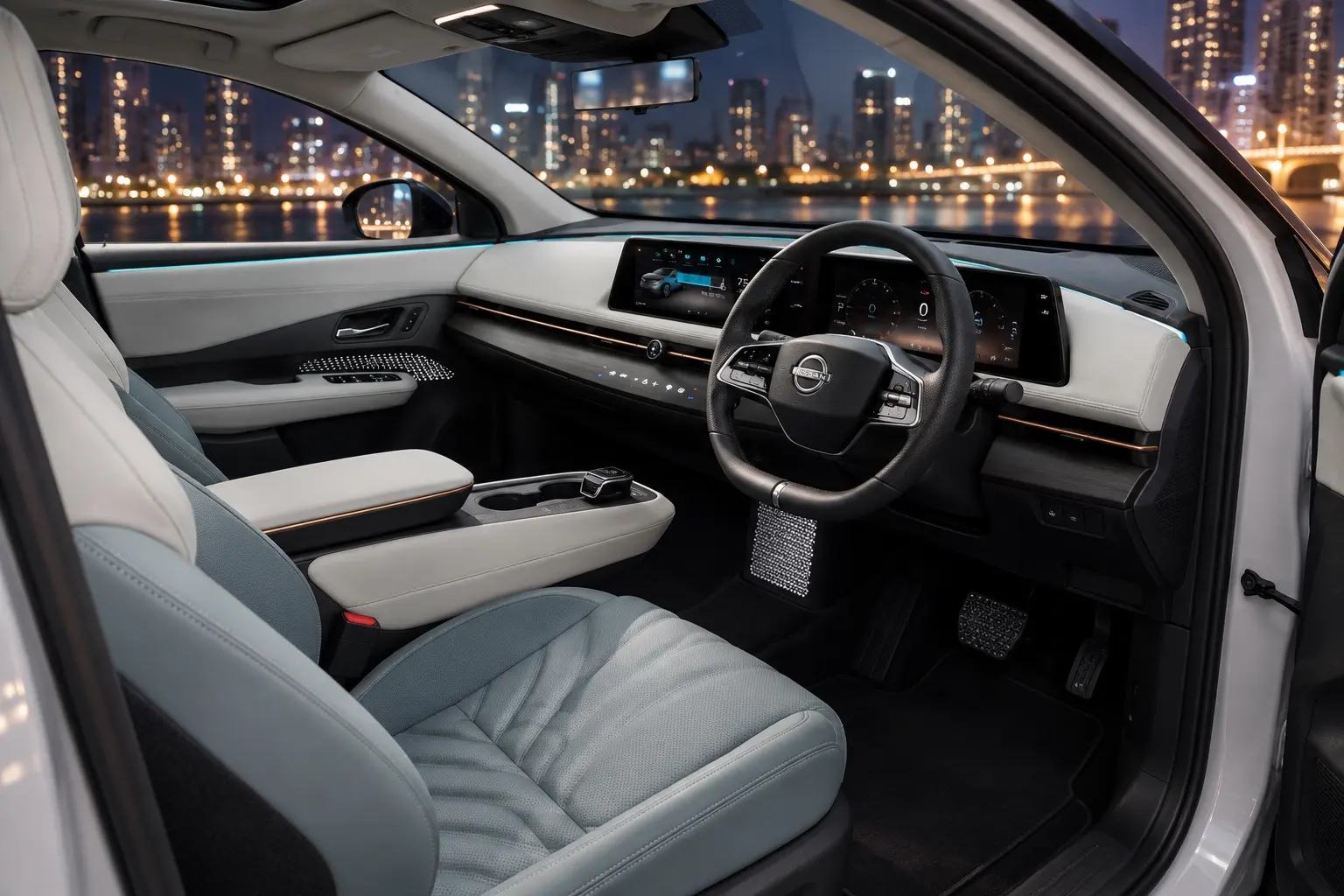 日産 アリア(2026年マイナーチェンジ後)の運転席側から見た室内。Google搭載の12.3インチの画面、ハンドル。窓の外は夜の街の明かり