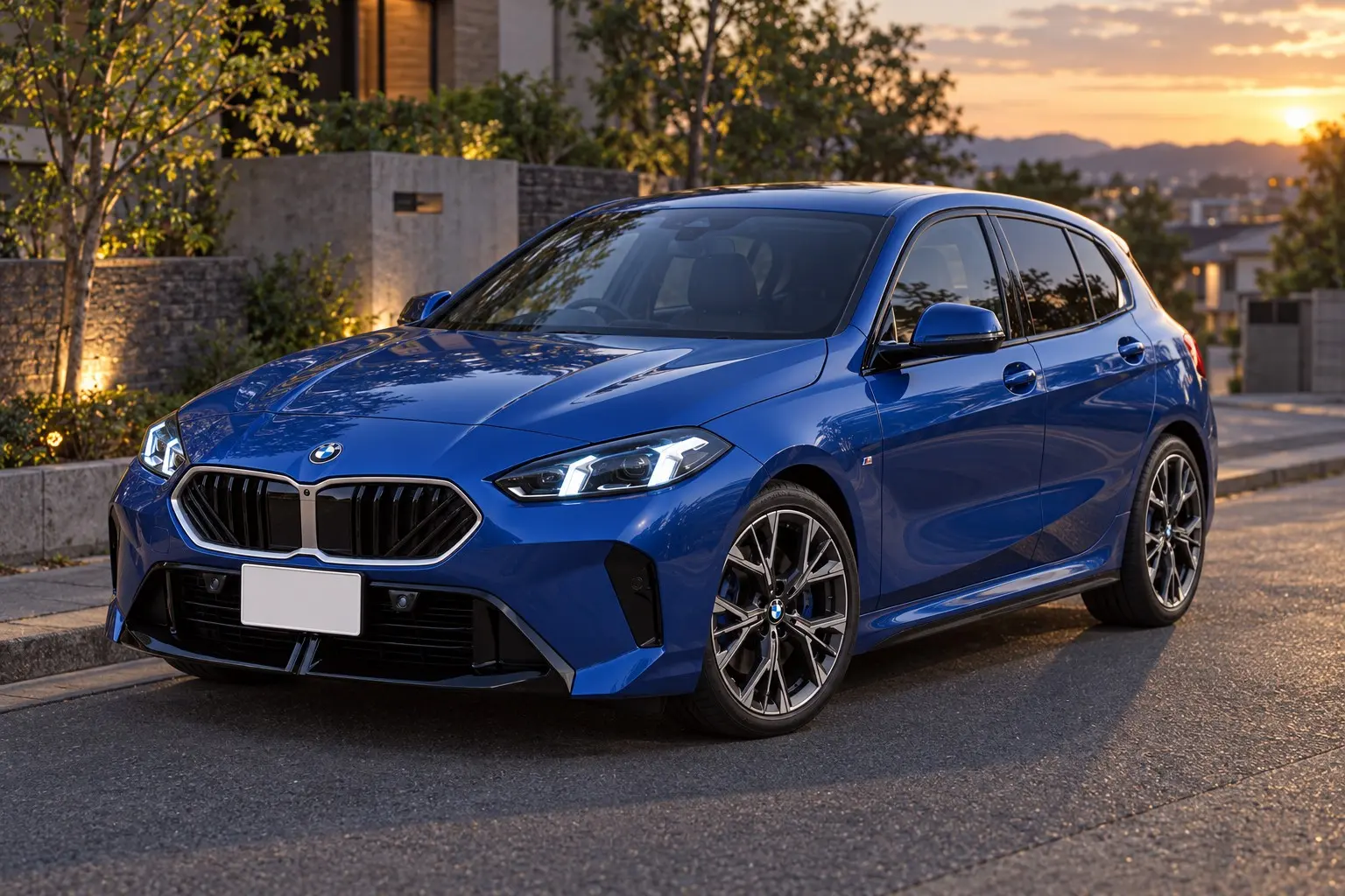 BMW 1シリーズ(F70型)120 M Sportを斜め前から見た実車イラスト。Mポルティマオ・ブルーのボディ、低く幅の広いキドニー・グリル、細いLEDヘッドライト。夕方の住宅街の道