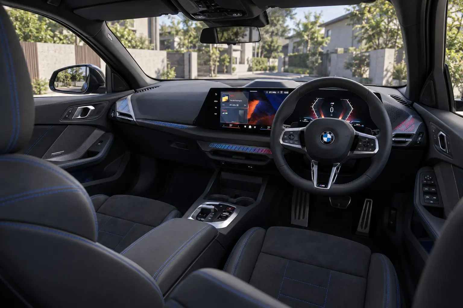 BMW 1シリーズ(F70型)の運転席まわりの実車イラスト。日本仕様の右ハンドル。横に長い曲面ディスプレイ、小さなシフト・セレクター、スポーツ・シート、黒い内装に青いステッチ