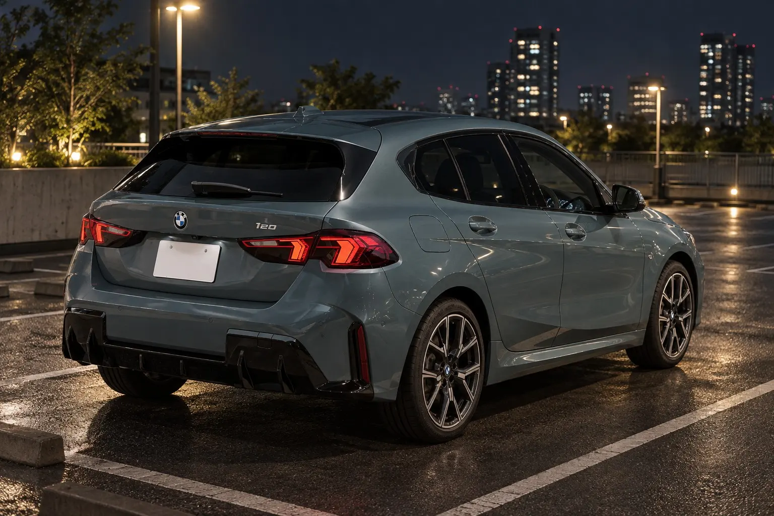 BMW 1シリーズ(F70型)120を斜め後ろから見た実車イラスト。ケープ・ヨーク・グリーンのボディ、横長のLEDテールランプ、ルーフ・スポイラー。夜の街灯の下の駐車場