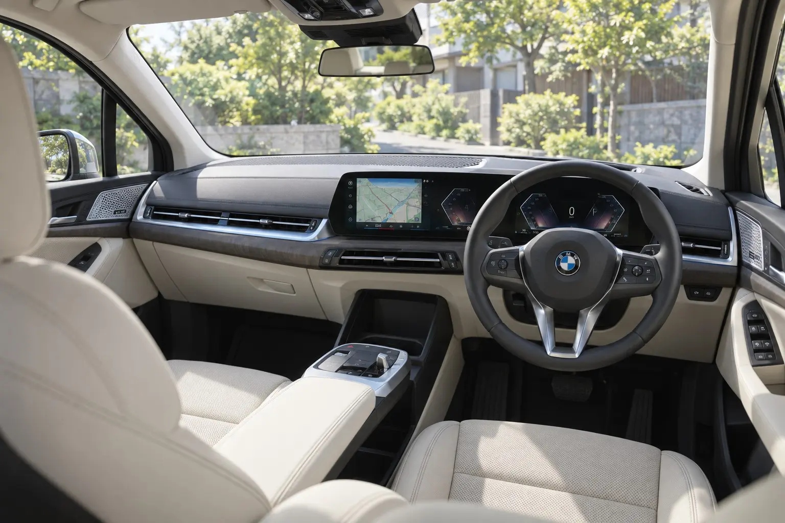 BMW 2シリーズ アクティブ ツアラー（U06型）の運転席まわりの実車イラスト。日本仕様の右ハンドル。横に長い曲面ディスプレイ、浮いたようなセンター・アームレスト、明るい色の内装、大きなフロント・ガラス