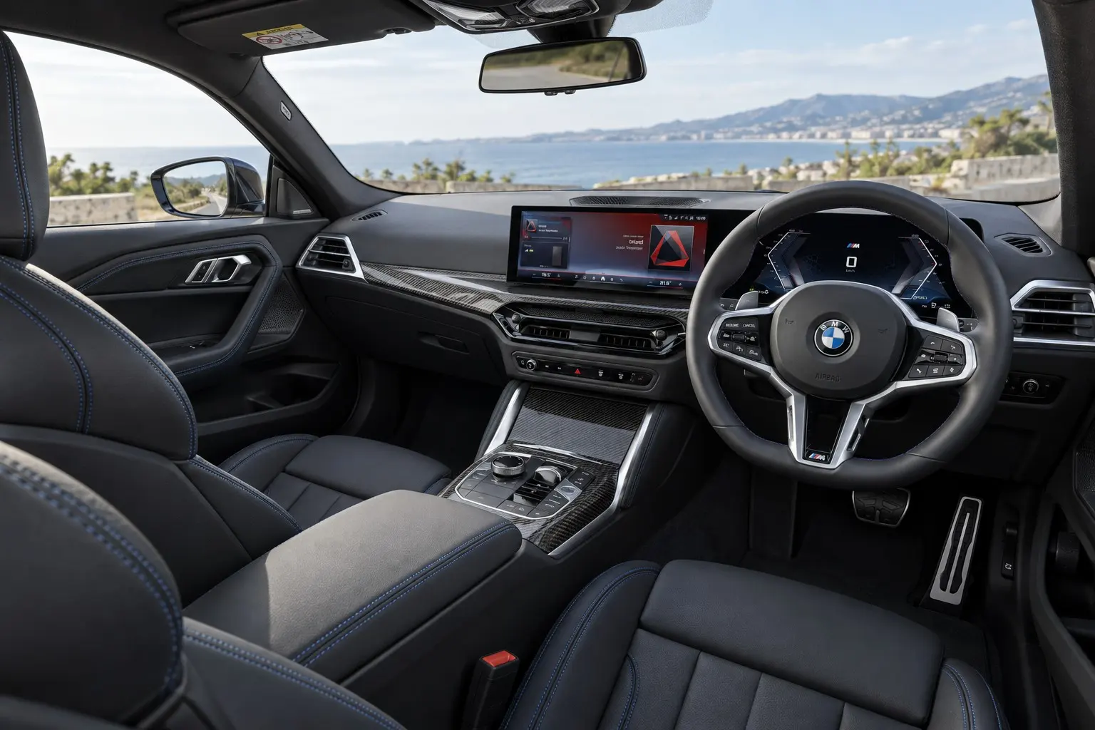 BMW 2シリーズ クーペ(G42型)の運転席まわりの実車イラスト。日本仕様の右ハンドル。横に長い曲面ディスプレイ、Mスポーツ・ステアリング、スポーツ・シート、青いステッチの黒い内装