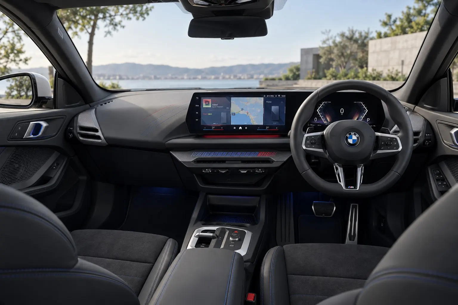 BMW 2シリーズ グラン クーペ(F74型)の運転席まわりの実車イラスト。日本仕様の右ハンドル。横に長い曲面ディスプレイ、小さなシフト・セレクター、Mスポーツ・シート、黒い内装