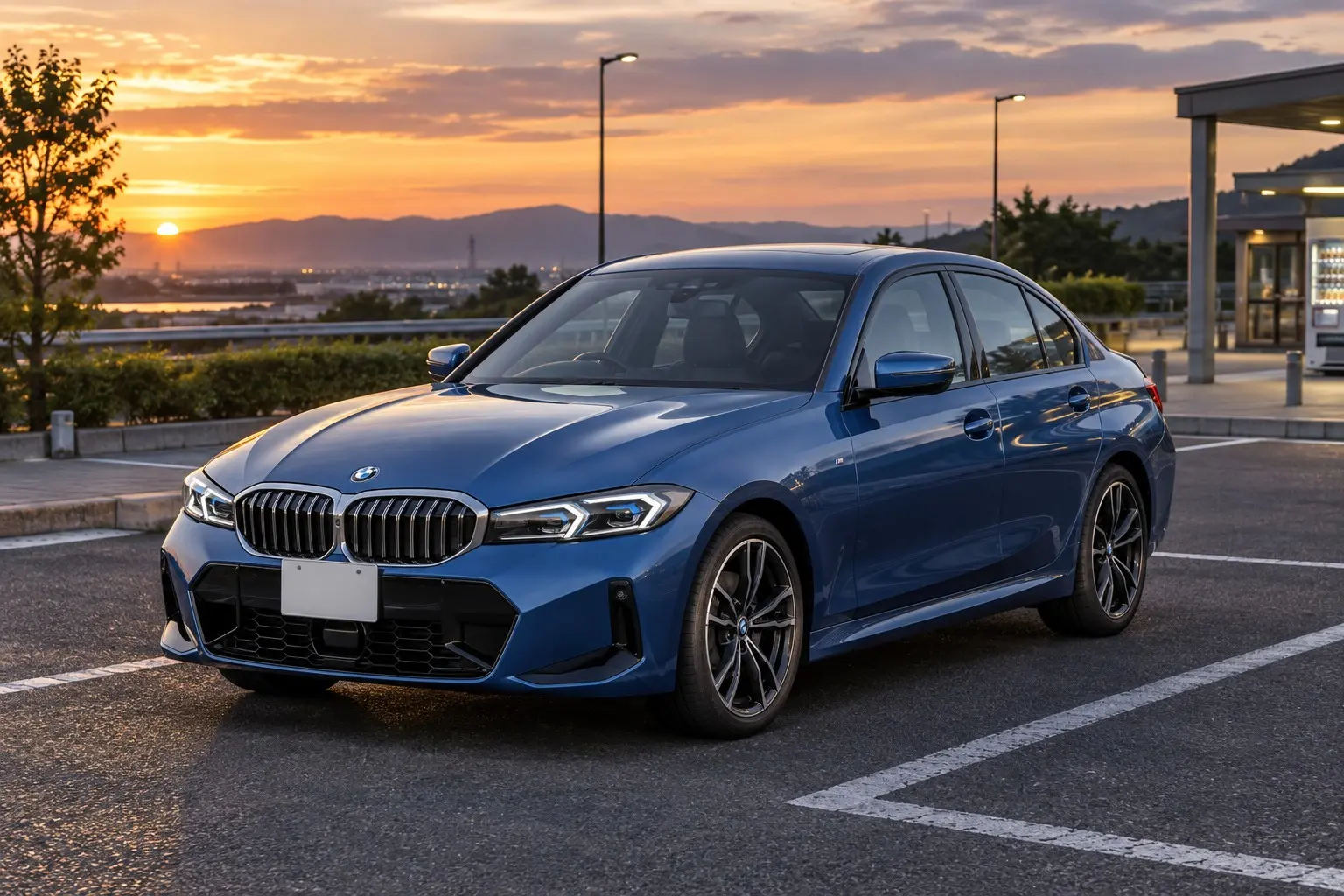 BMW 3シリーズ セダン（G20型・改良後）320i M Sportを斜め前から見た実車イラスト。アークティック・レース・ブルーのボディ、横長のキドニー・グリル、細いLEDヘッドライト。夕方の高速道路のパーキング・エリア