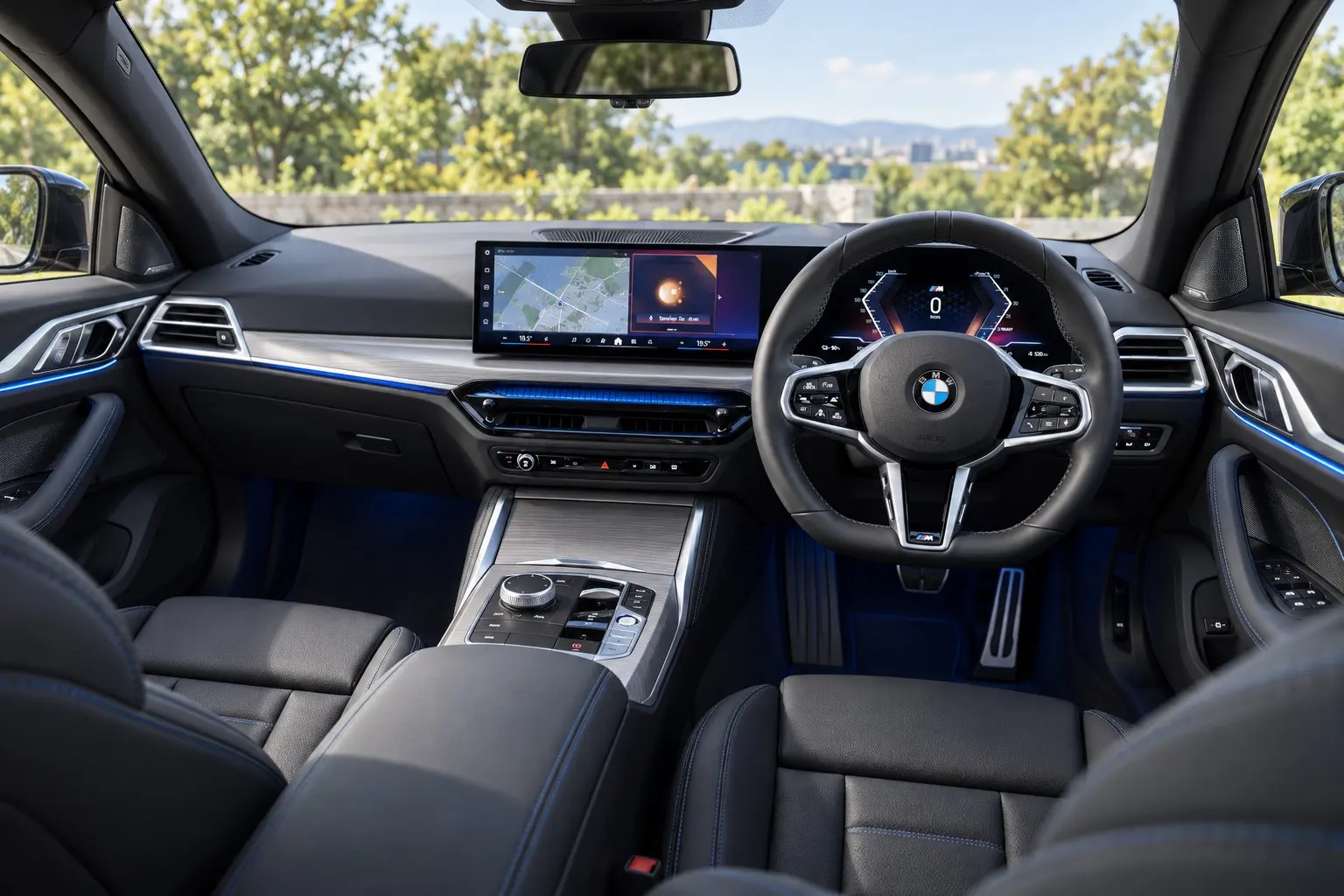 BMW i4(G26型・改良後)の運転席まわりの実車イラスト。日本仕様の右ハンドル。横に長い曲面ディスプレイ、Mスポーツ・ステアリング、ヴァーネスカ・レザーのスポーツ・シート、青いアクセント