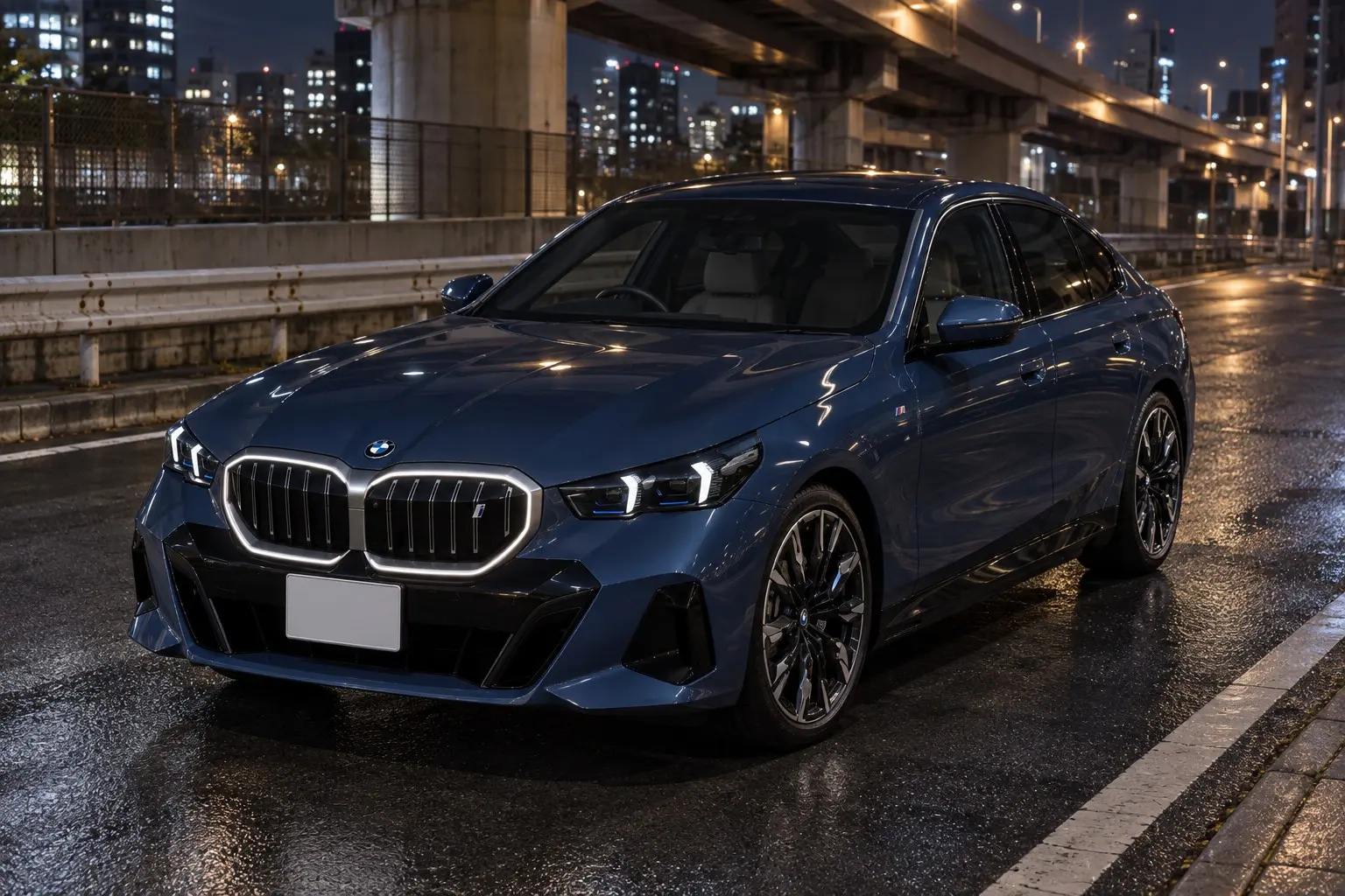 BMW i5 eDrive40 M Sport セダンを斜め前から見た実車イラスト。ファイトニック・ブルーのボディ、縁が光るキドニー・グリル、細く鋭いLEDヘッドライト、長いボンネット。夜の首都高速の高架下の静かな道