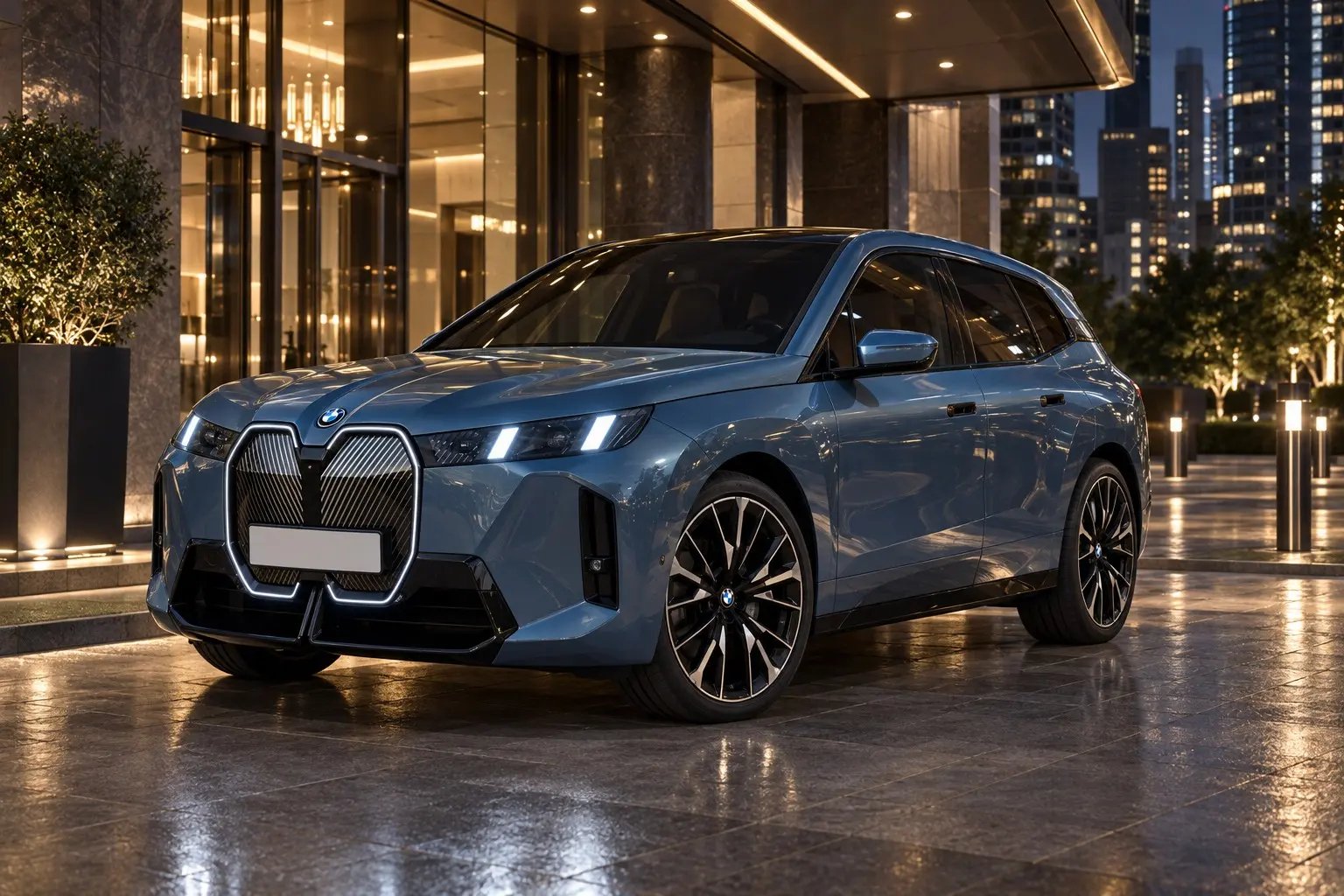 BMW iX xDrive60 M Sportを斜め前から見た実車イラスト。アークティック・レース・ブルーのボディ、縦に大きく光るキドニー・グリル、細いLEDヘッドライト、平らな面で構成された大きなSUVの形。夜の都心の高層ホテルのエントランス