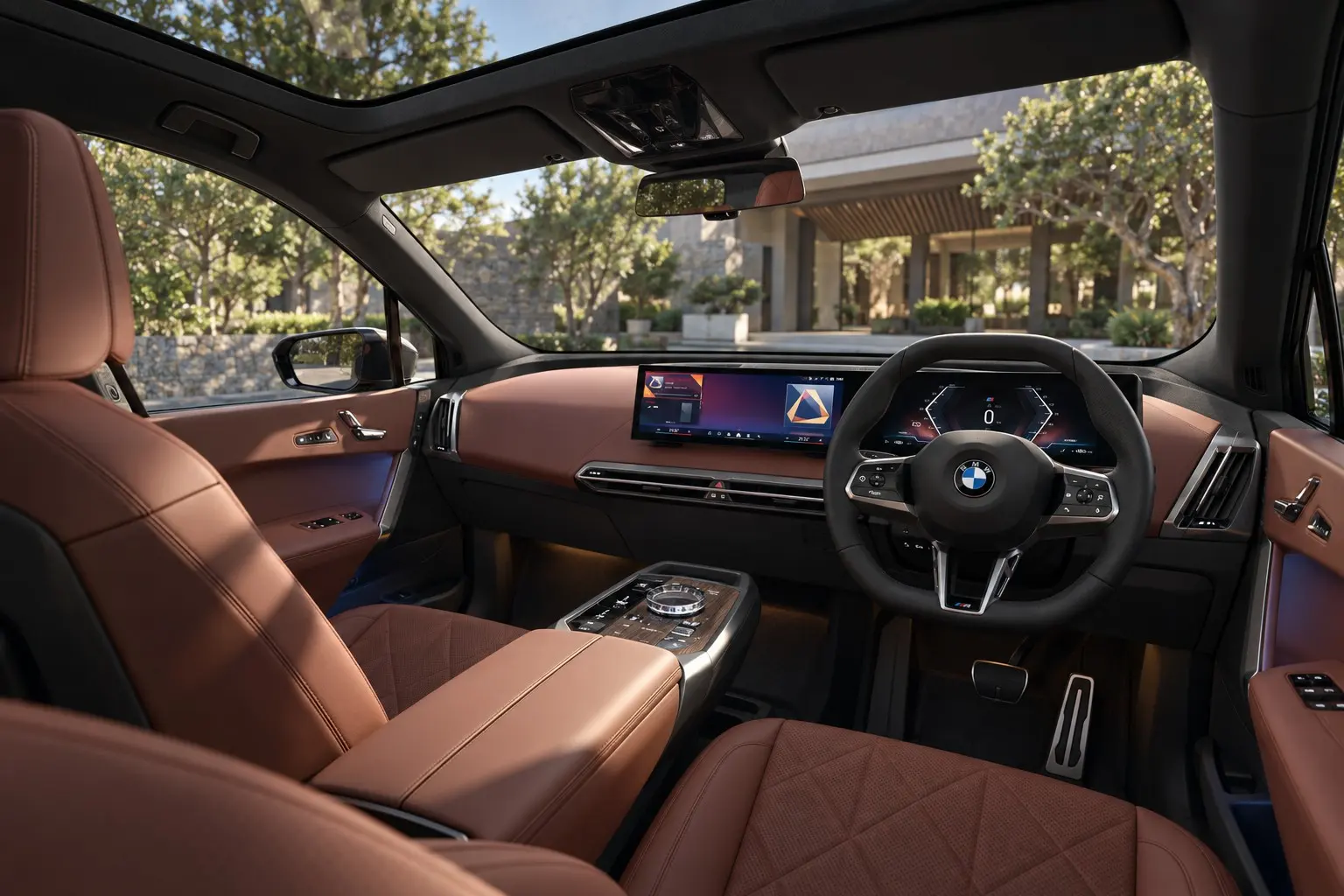 BMW iX(2025年改良型)の運転席まわりの実車イラスト。日本仕様の右ハンドル。横に長い曲面ディスプレイ、上下が平らな多角形のステアリング、木目とクリスタルの操作部、明るいカスタネアの革のシート、大きなガラスの屋根