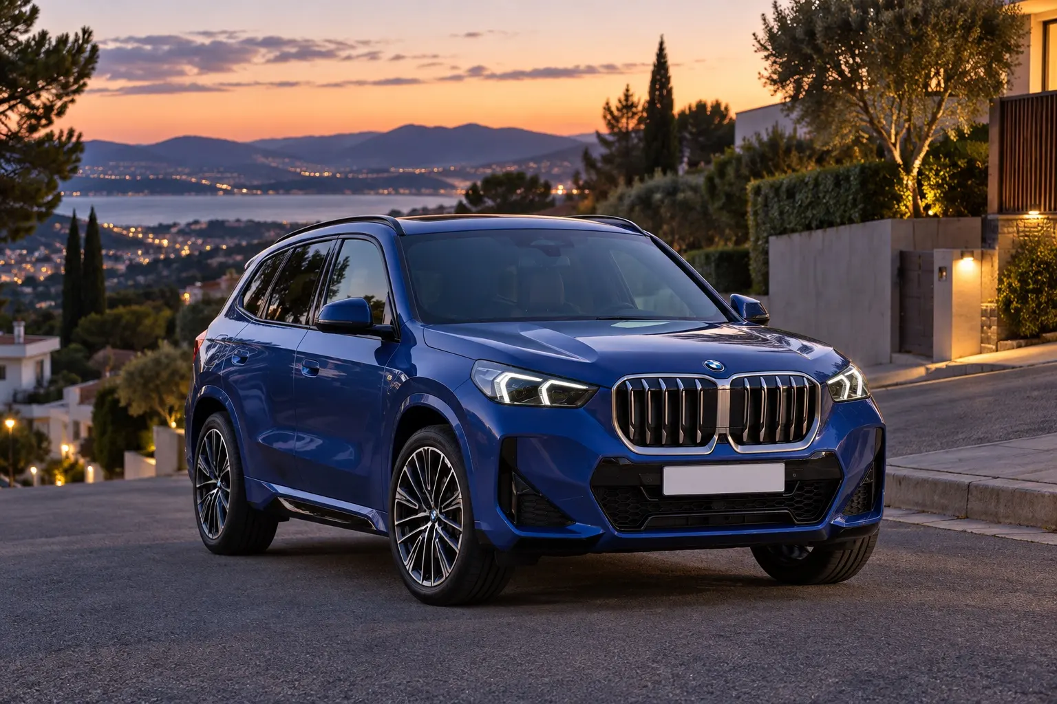BMW X1（U11型）M Sportを斜め前から見た実車イラスト。ブルーのボディ、縦に大きいキドニー・グリル、細いLEDヘッドライト、黒いホイールアーチ。夕方の住宅街の坂道