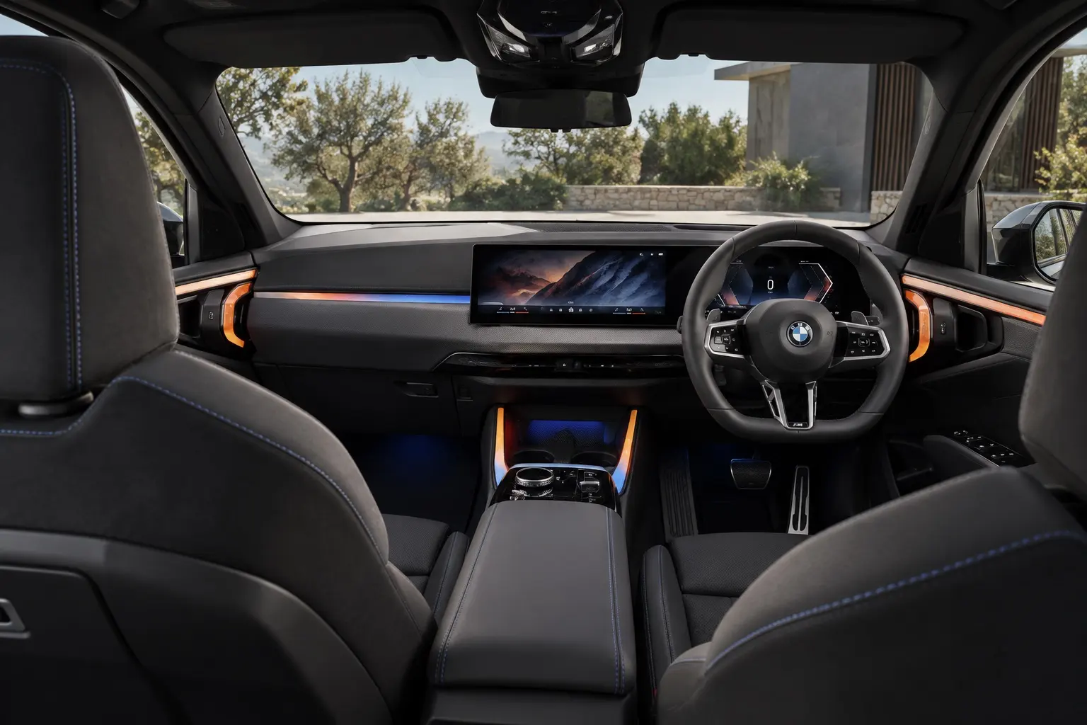 BMW X3（G45型）の運転席まわりの実車イラスト。横に長い曲面ディスプレイ、ダッシュボードを横切る光るライン、スポーツシート、黒い内装