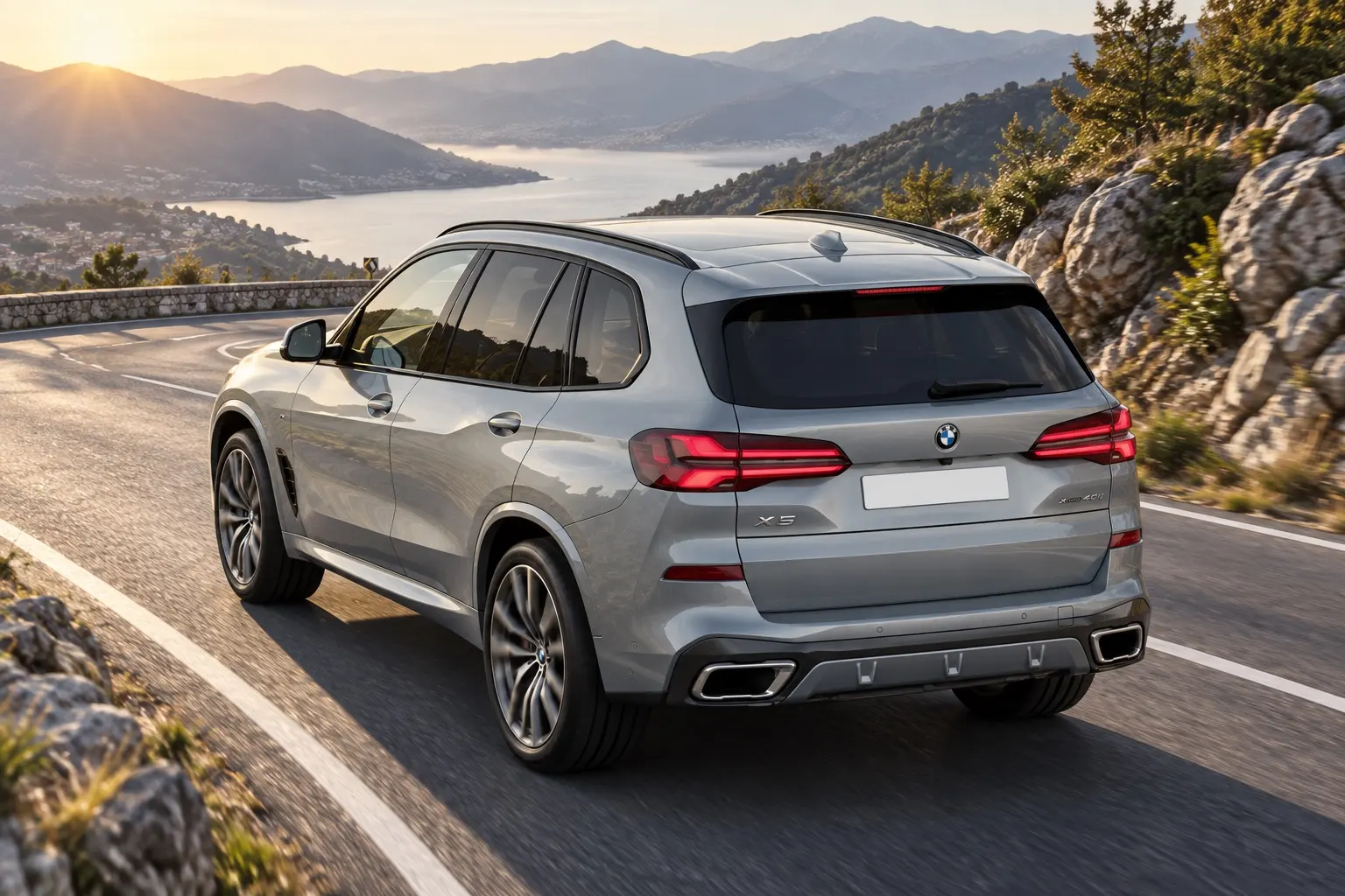 BMW X5（G05型）を斜め後ろから見た実車イラスト。スカイスクレイパー・グレーのボディ、横に長い細いテールランプ、高い位置のルーフ。山あいのワインディング、朝の光