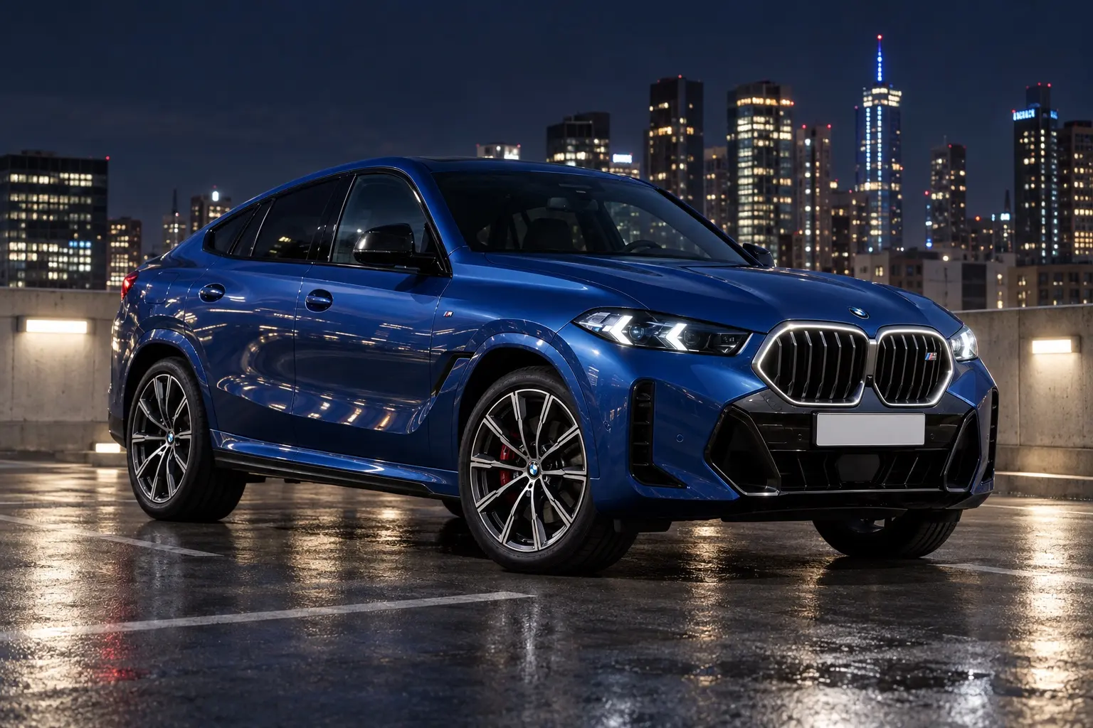 BMW X6（G06型）M Sportを斜め前から見た実車イラスト。深いブルーのボディ、光る縁取りのキドニー・グリル、細いヘッドライト、後ろへなだらかに下がるルーフライン。夜の都市の立体駐車場の屋上