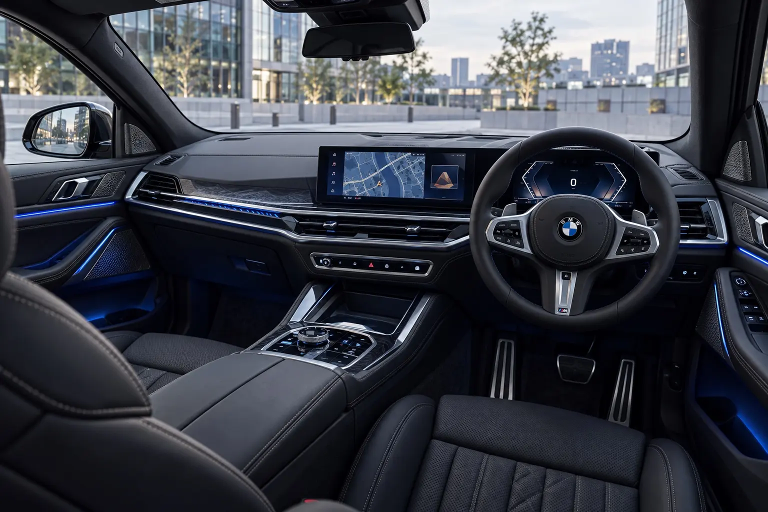 BMW X6（G06型）のコックピットの実車イラスト。横長の曲面ディスプレイ、青く光るアンビエント・ライト、黒い革のシート。日本仕様の右ハンドル