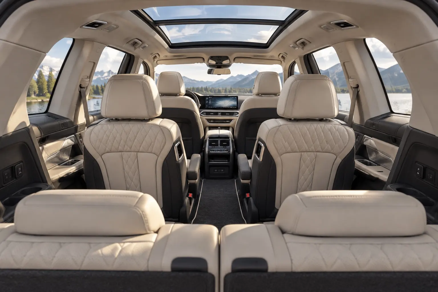 BMW X7（G07型）の室内を後ろから見た実車イラスト。明るいベージュのキルティング・レザー、独立した2列目シート、その奥の3列目、ガラスルーフからの光