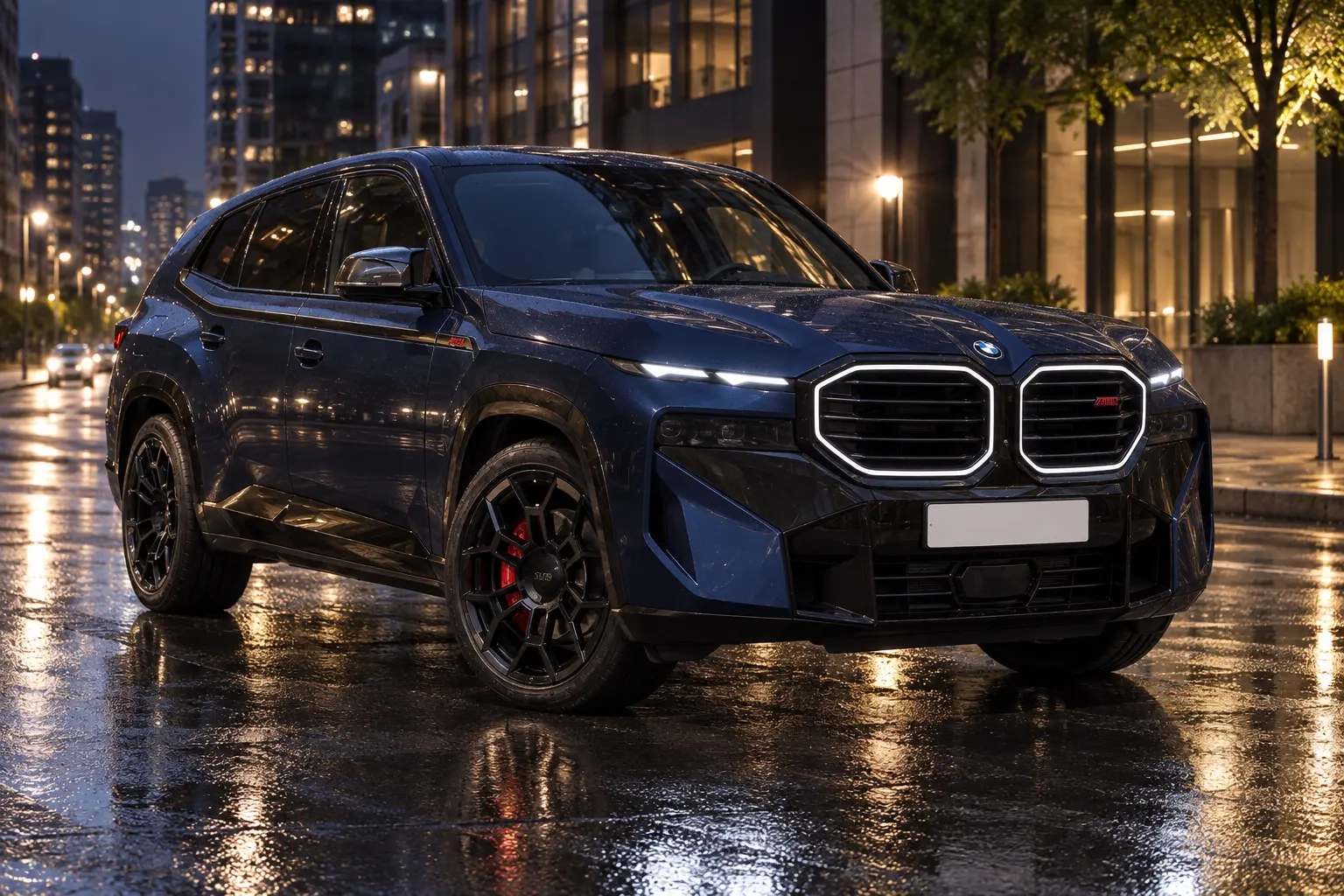 BMW XM Label（G09型）を斜め前から見た実車イラスト。濃紺のボディ、輪郭が光る大きな八角形のキドニー・グリル、上下に分かれた細いライト、23インチの黒いホイールと赤いキャリパー。雨上がりの夜の街、路面に光が反射している