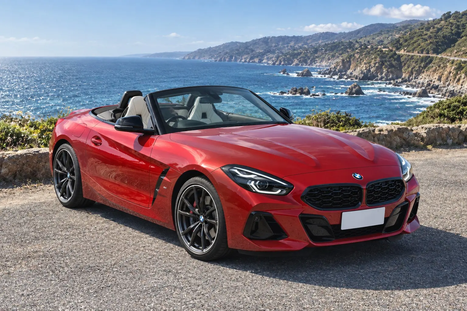 BMW Z4(G29型)sDrive20i M Sportの屋根を開けた状態を斜め前から見た実車イラスト。サンフランシスコ・レッドのボディ、横に広いメッシュ状のキドニー・グリル、縦に並んだLEDヘッドライト、長いボンネット、ソフトトップを収めた後部。初夏の海沿いの道