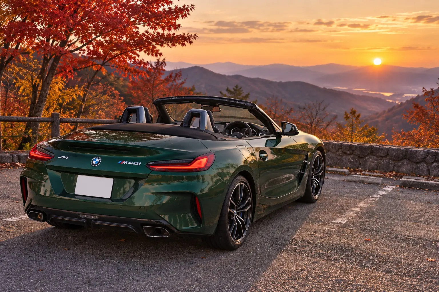 BMW Z4(G29型)の屋根を開けた状態を斜め後ろから見た実車イラスト。サンレモ・グリーンのボディ、細く横に伸びたLEDテールランプ、2本出しのマフラー、ロール・バー。秋の夕方、紅葉の峠のパーキング