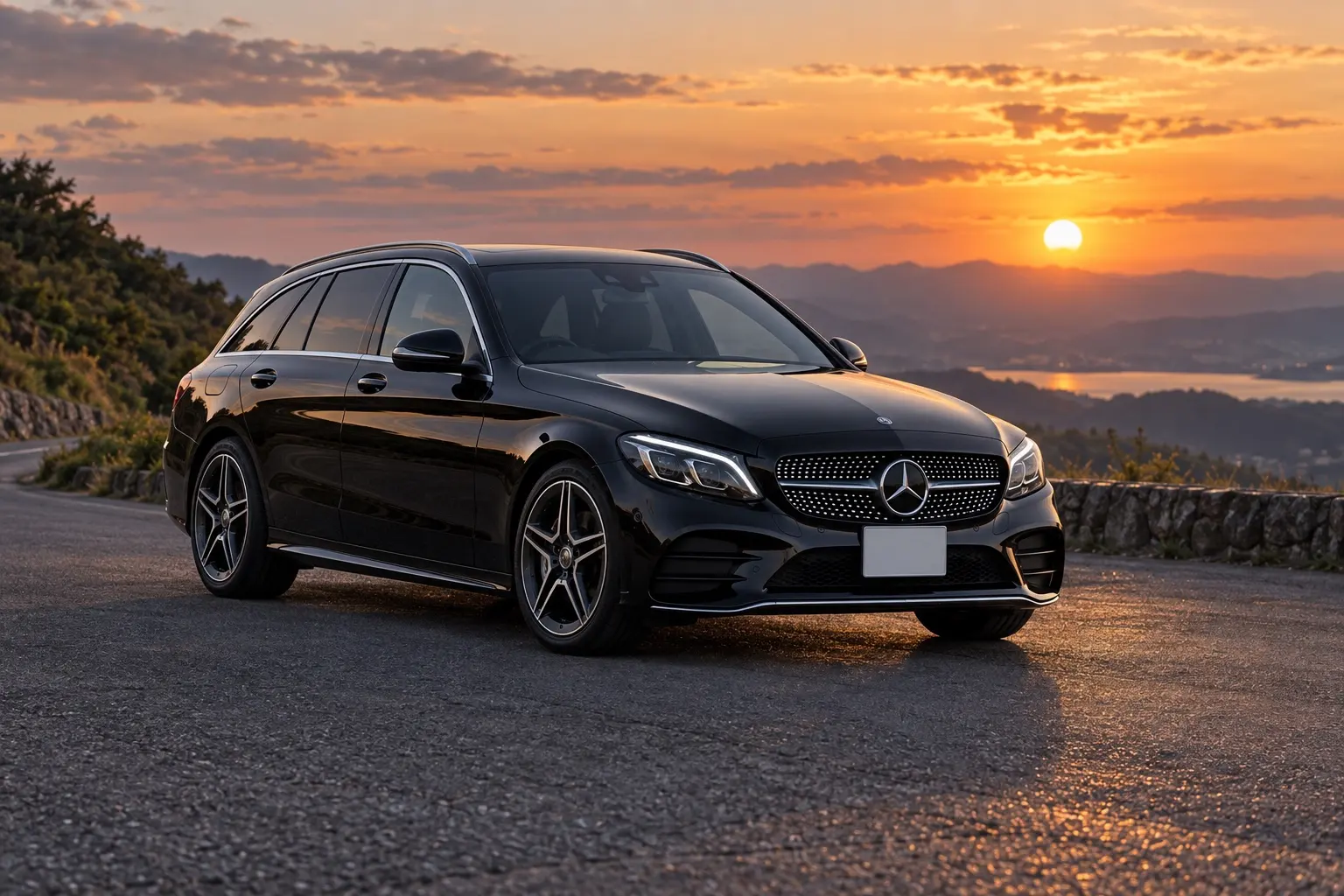 メルセデス・ベンツ C 220 d ステーションワゴン Sportsを斜め前から見た実車イラスト。オブシディアンブラックのボディ、スターパターンのグリル、AMGラインの前バンパー、18インチのAMGホイール。夕暮れの高原の道
