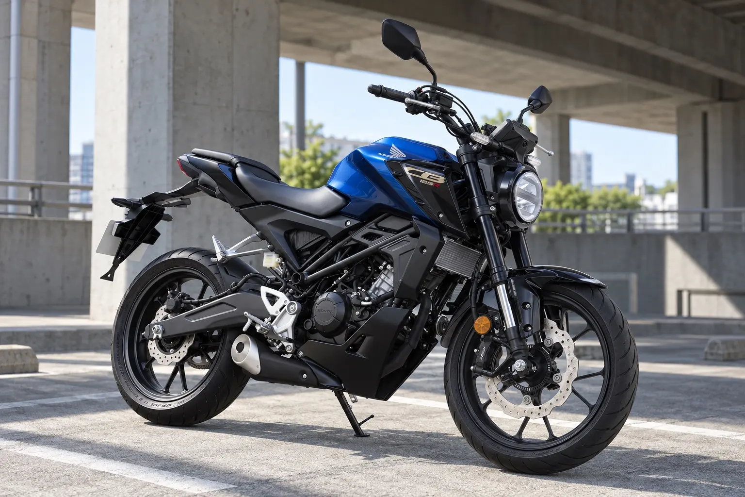ホンダ CB125Rを斜め前から見たカット。青いタンク、丸いLEDヘッドライト、金色の倒立フォーク、太い後輪、短いテール
