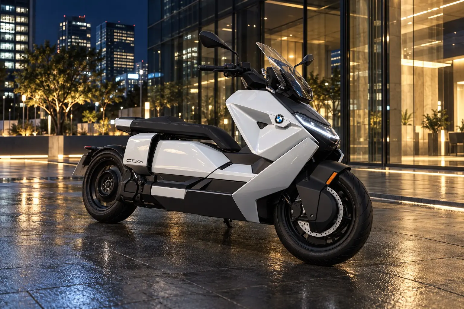 BMW CE 04を斜め前から見たカット。白く平たい未来的な車体、横に長いLEDヘッドライト、低く長いシート、むき出しの細いフレーム、前後15インチのホイール