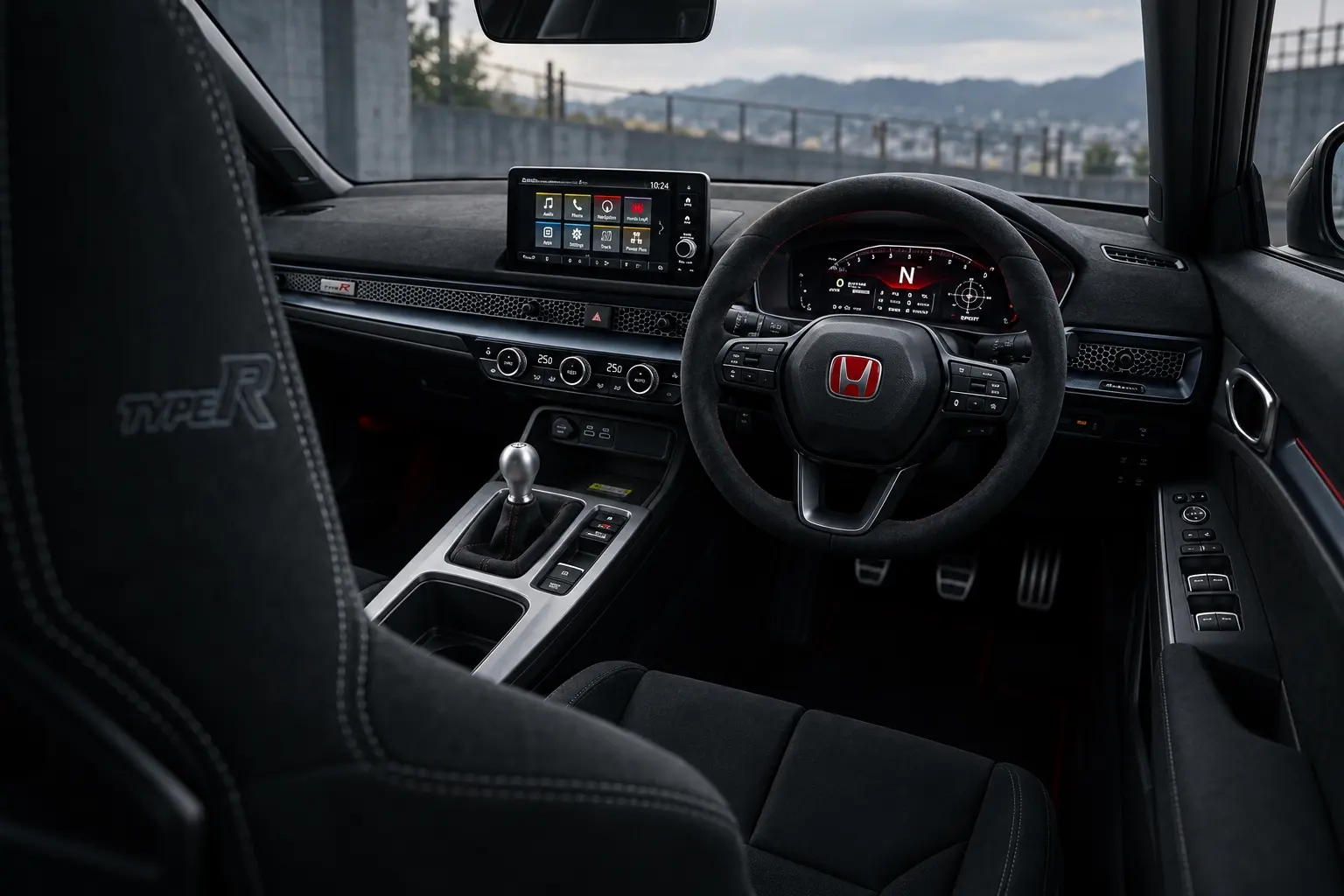 ホンダ シビック タイプR RACING BLACK Packageの運転席まわり。黒いスエード調のスポーツシート、黒いダッシュボード、6速MTのシフトレバー、10.2インチのメーターが見えるカット