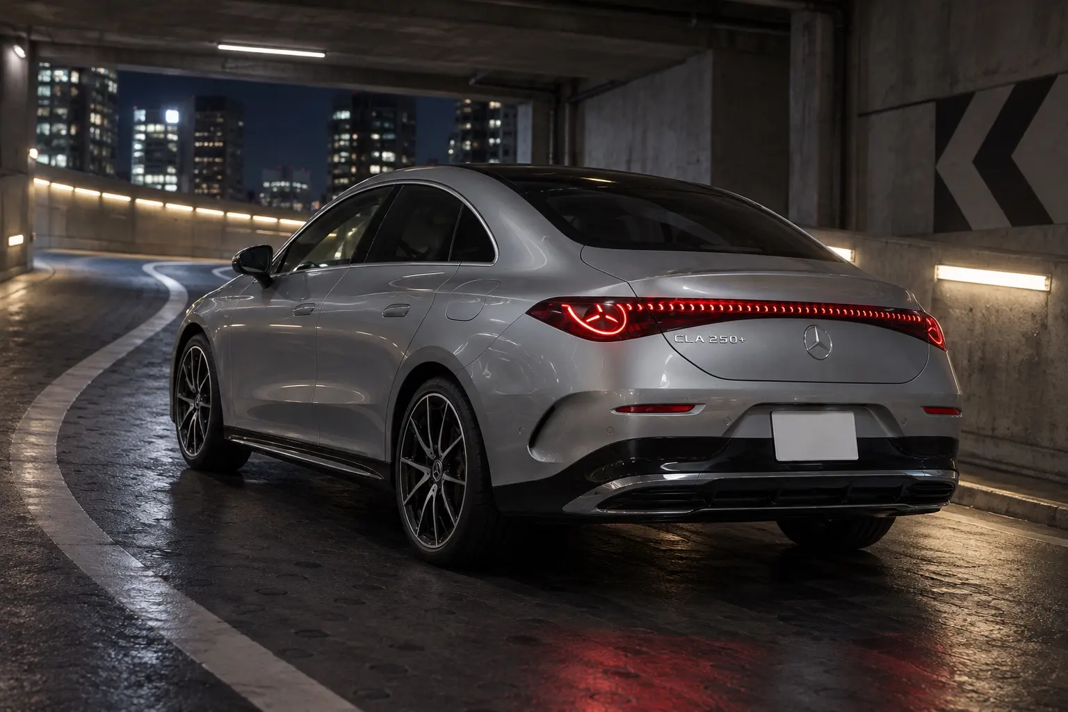 メルセデス・ベンツ CLA 250+ with EQ Technologyを斜め後ろから見た実車イラスト。ハイテックシルバーのボディ、後ろへなだらかに下がるルーフ、左右をつなぐ細いテールランプ。夜の都心の地下駐車場の出口へ向かうスロープ