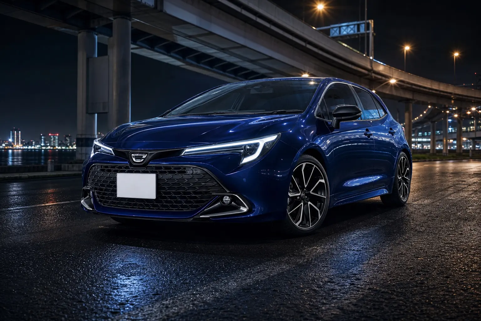 トヨタ カローラ スポーツ G“Z”の斜め前からの外観イラスト。ボディカラーはダークブルーマイカ。夜の湾岸道路の高架下、街灯の反射がボディに乗っている
