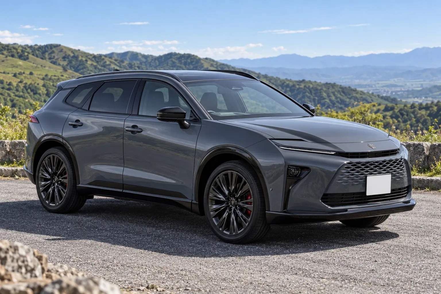 トヨタ クラウン エステート RS(2026年モデル)の斜め前からの外観。ボディカラーはマッシブグレー。高原の道路脇の駐車スペース、晴れた午前の光