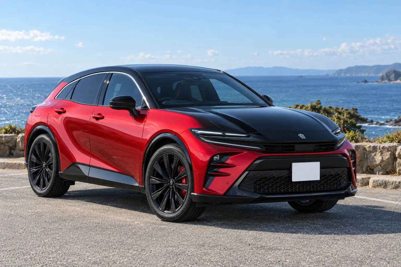 トヨタ クラウン スポーツ RS（2026年改良後）の斜め前からの外観。ボディカラーはブラック×エモーショナルレッドIIIのバイトーン。マットブラックの21インチホイールと赤いキャリパー。海沿いの道の展望駐車場、晴れた午後の光