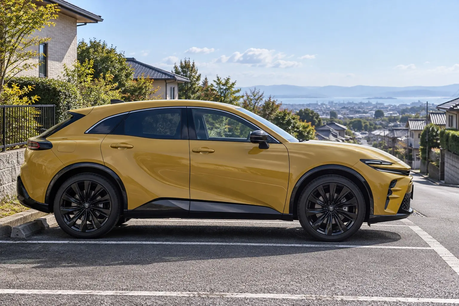 トヨタ クラウン スポーツ Z（2026年改良後）の真横に近い角度からの外観。ボディカラーはマスタード。短い全長と大きな21インチのホイール。住宅街の坂の上の駐車スペース、晴れた午前の光