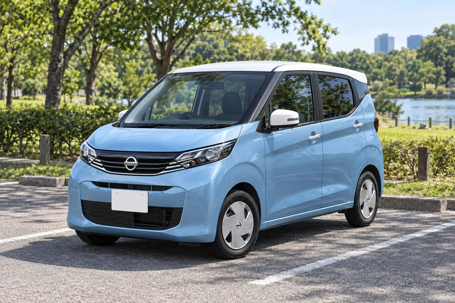 日産 デイズ X(2026年改良後)の斜め前からの外観。ボディカラーはソルベブルー/ホワイトパールの2トーン。公園のそばの駐車場、晴れた午前の光