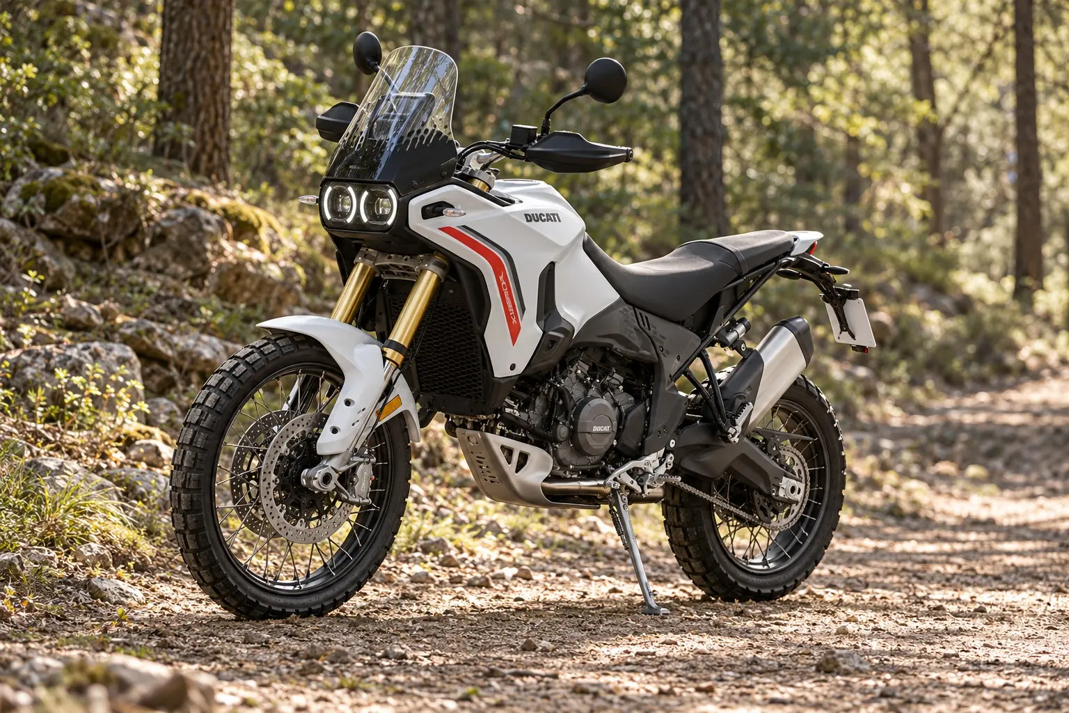ドゥカティ デザートXを斜め前から見たカット。白い車体、丸い2つのヘッドライト、前21インチのスポークホイール、高い前フェンダー、背の高いシート