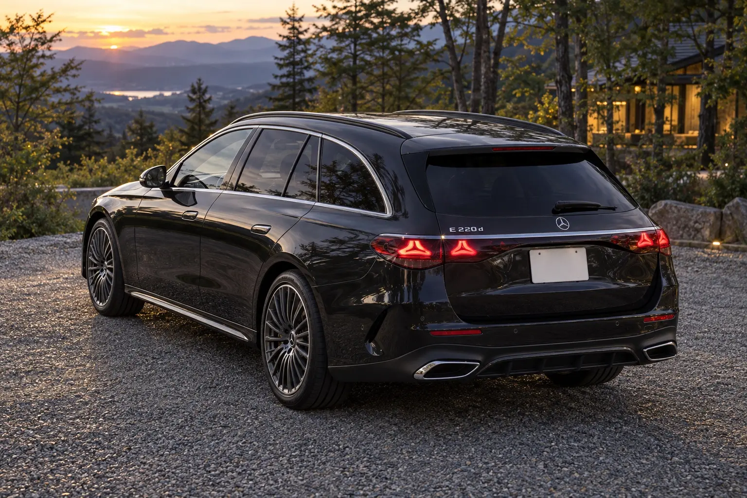メルセデス・ベンツ E 220 d ステーションワゴン Sports Night Editionを斜め後ろから見た実車イラスト。オブシディアンブラックのボディ、長いルーフとルーフレール、左右をつなぐ横長のテールランプ、大きなテールゲート。夕方の高原の別荘地
