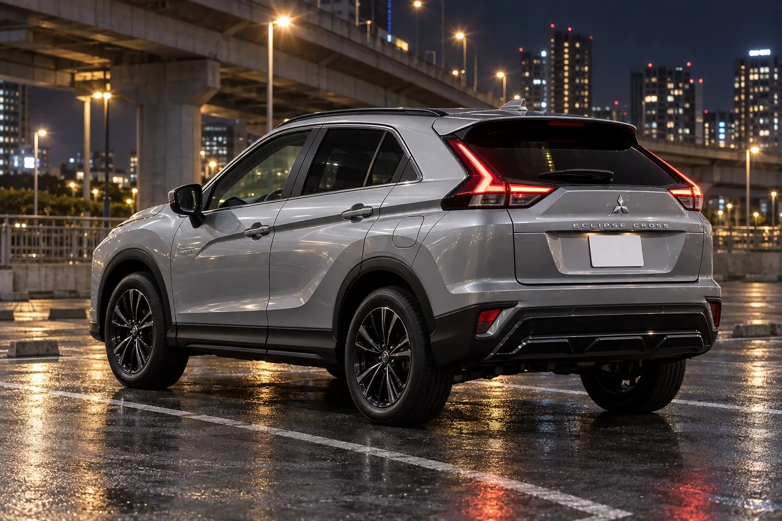 三菱 エクリプス クロス BLACK Edition(ガソリン・4WD)の斜め後ろからの外観。ボディカラーはチタニウムグレーメタリック、黒塗装の18インチアルミホイール。夜の都市の高架下の駐車場