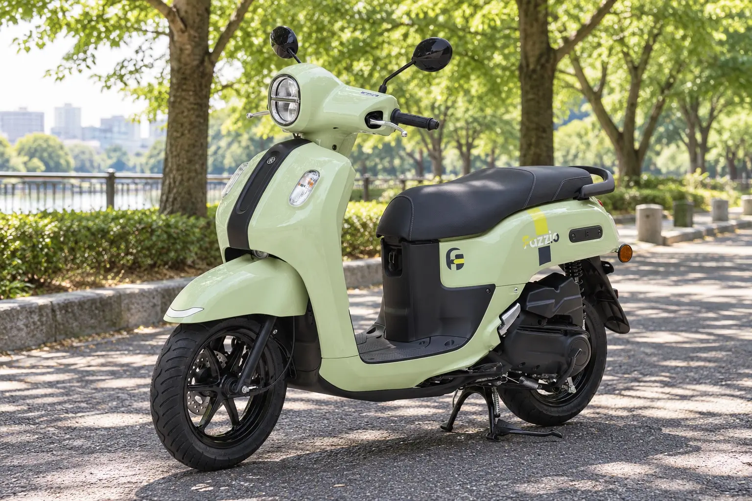 ヤマハ ファツィオを斜め前から見たカット。淡いリーフグリーンの車体、丸いLEDヘッドライト、平らな足元、前後12インチのホイール