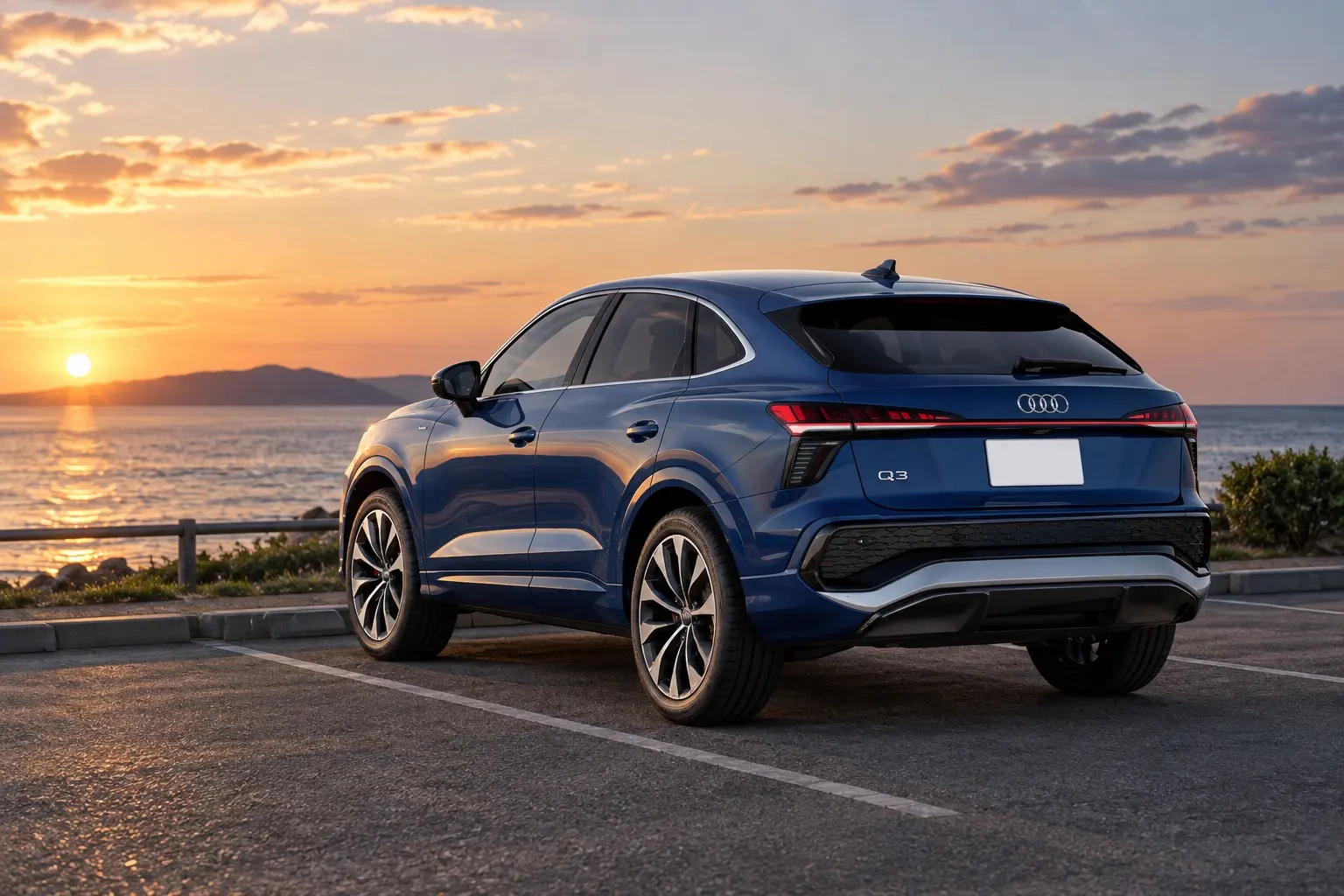 アウディ Q3 Sportback TFSI 110kW advancedを斜め後ろから見た実車イラスト。ナバーラブルーのボディ、後ろへなだらかに下がるルーフ、左右をつなぐ細いLEDテールランプ。夕方の海沿いの駐車場