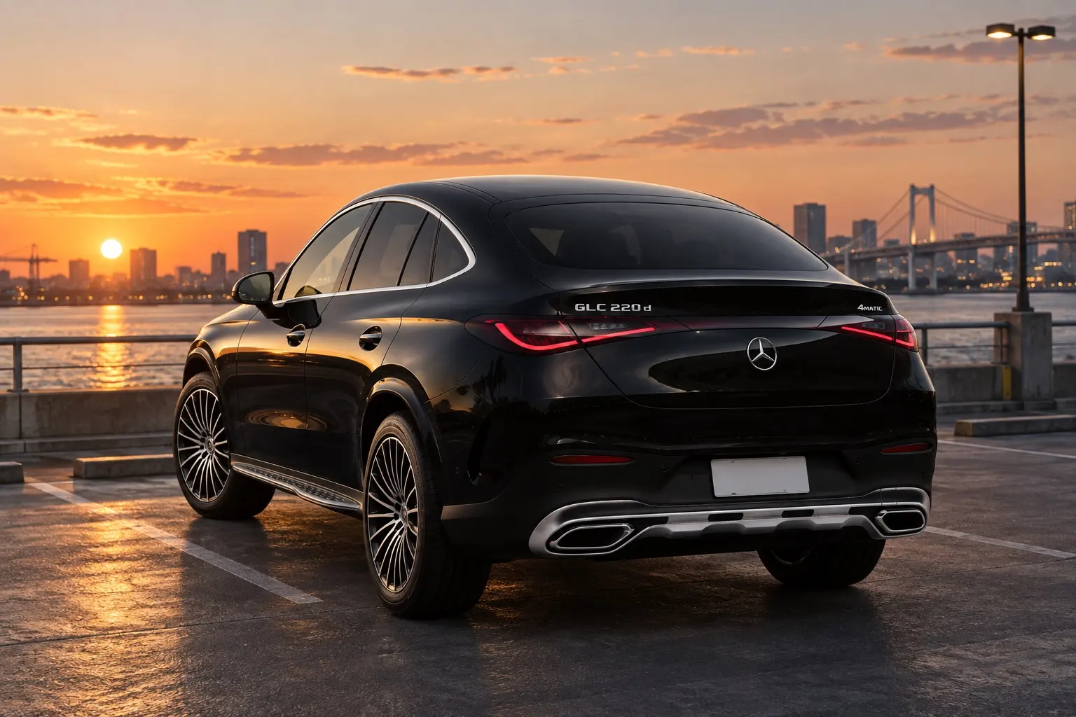メルセデス・ベンツ GLC 220 d 4MATIC Coupé Coreを斜め後ろから見た実車イラスト。オブシディアンブラックのボディ、後ろへなだらかに下がるルーフ、横長の細いテールランプ。夕方の湾岸の駐車場