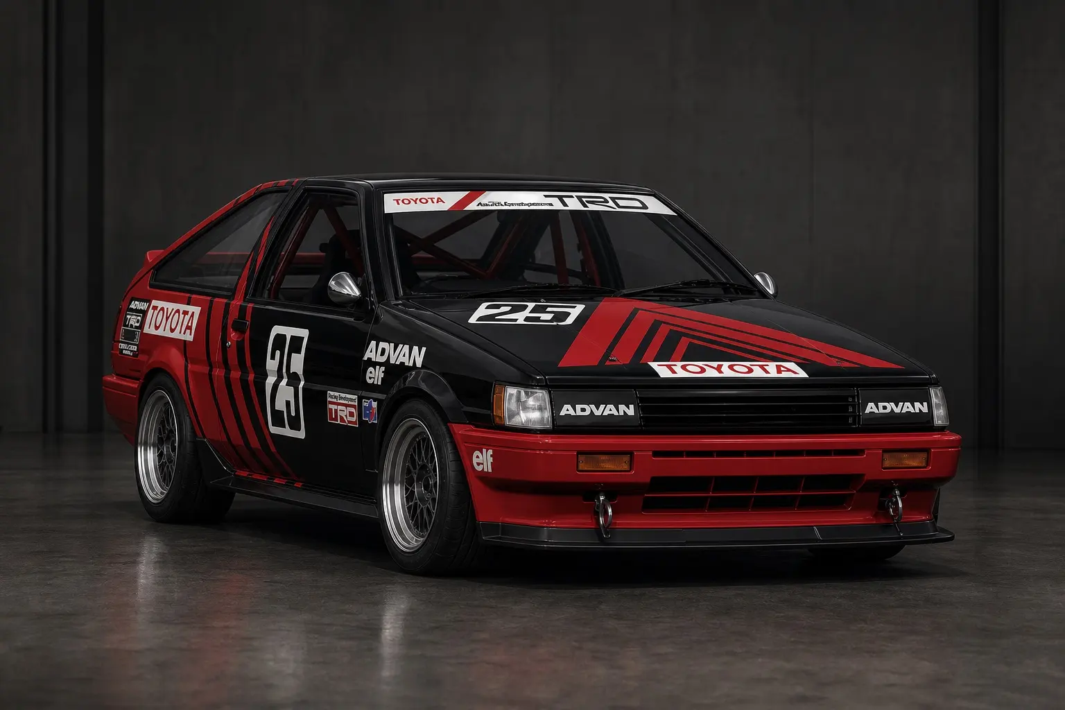 1985年 全日本ツーリングカー選手権に出場したトヨタ カローラレビン（AE86型）のレース車両。ゼッケンを付け、ロールケージと当時のレース用空力パーツ、レース用ホイールを装着。背景は暗いサーキットのピット