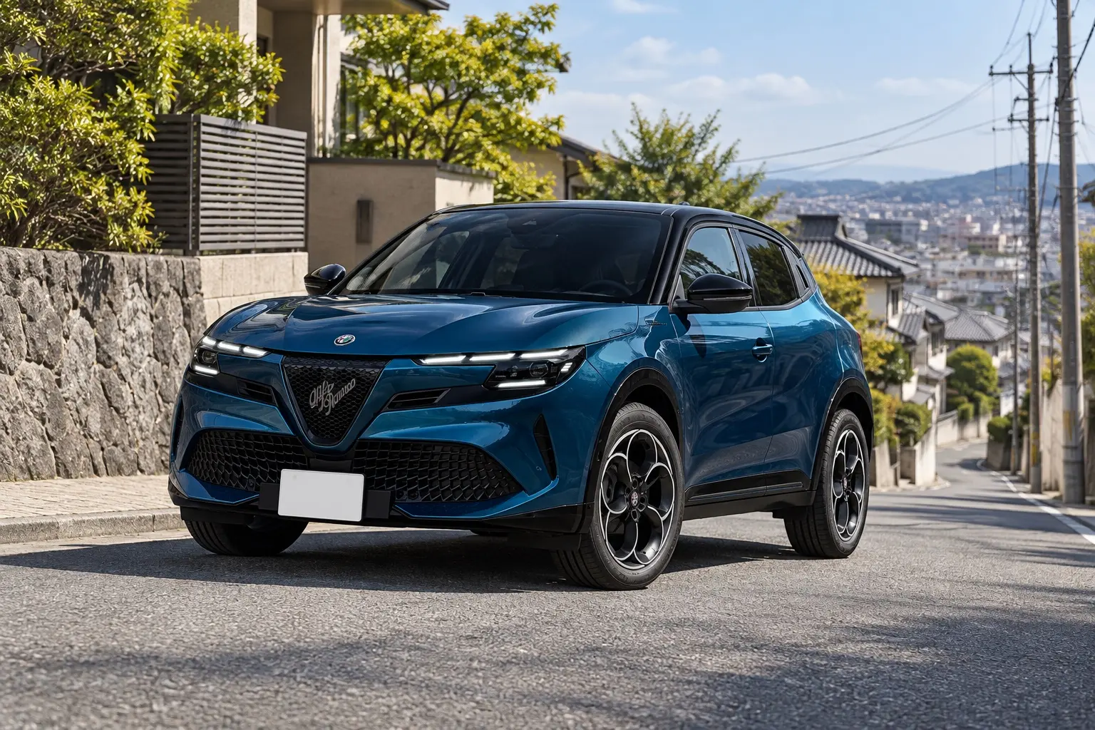 アルファロメオ ジュニアを斜め前から見た実車イラスト。ナヴィリ ブルーのボディにブラックルーフ、盾形グリルに筆記体のロゴ、細いLEDのヘッドライト