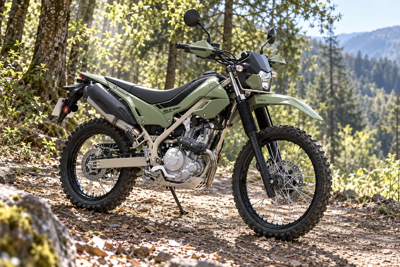 カワサキ KLX230 SHERPA Sを斜め前から見たカット。ミディアムスモーキーグリーンの車体、ハンドガード、アルミのスキッドプレート、前21・後18インチのスポークホイール、空冷単気筒エンジン