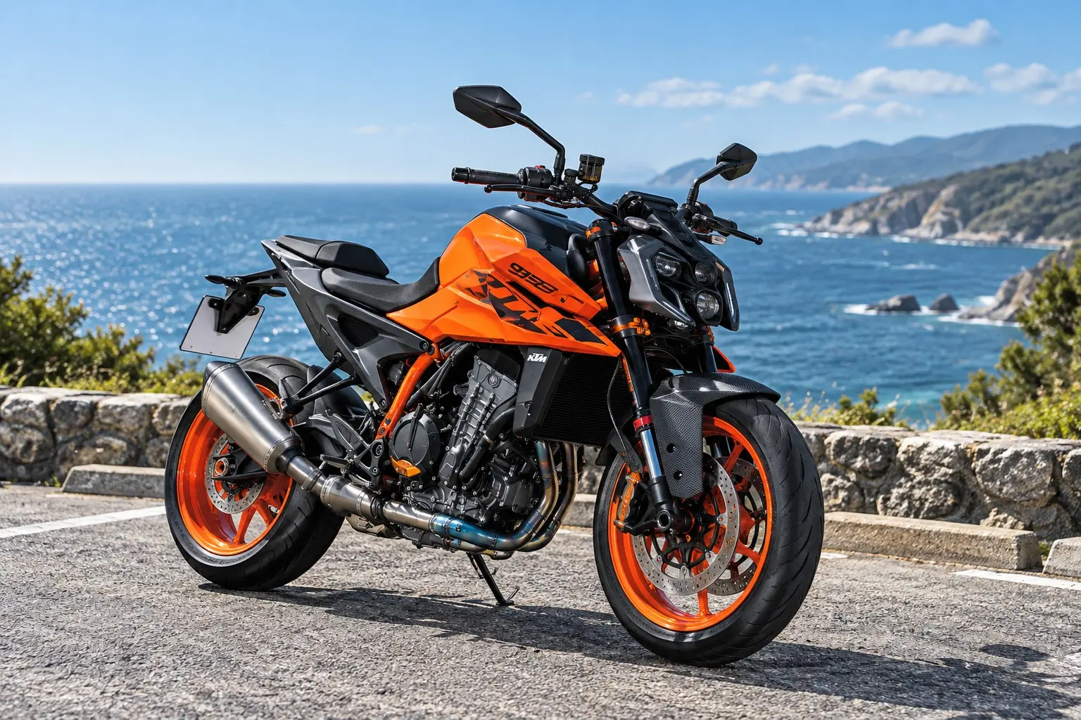 KTM 990 DUKEを斜め前から見たカット。オレンジと黒の車体、上下に並んだ細いLEDヘッドライト、短いテール、並列2気筒エンジン、前後17インチのキャストホイール