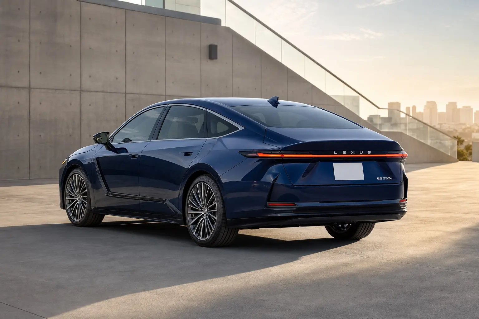 新型レクサスESを濃紺の車体色で斜め後方から捉えた外観カット。横一文字につながるリアランプと、なだらかに落ちるルーフラインが分かる