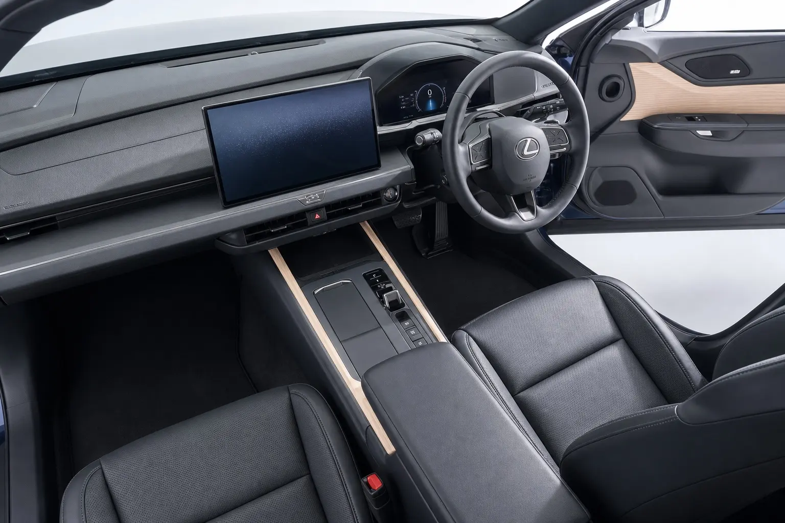 新型レクサスESの運転席まわりの内装カット。横長の大型センターディスプレイ、すっきりしたインパネ面、ステアリングまわりが分かる
