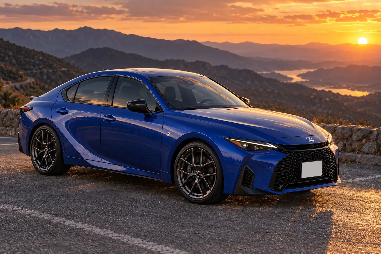 レクサス IS300h F SPORT（2026年モデル）の斜め前からの外観。ボディカラーはヒートブルーコントラストレイヤリング。夕方の山あいのワインディングの展望駐車場に停まっている