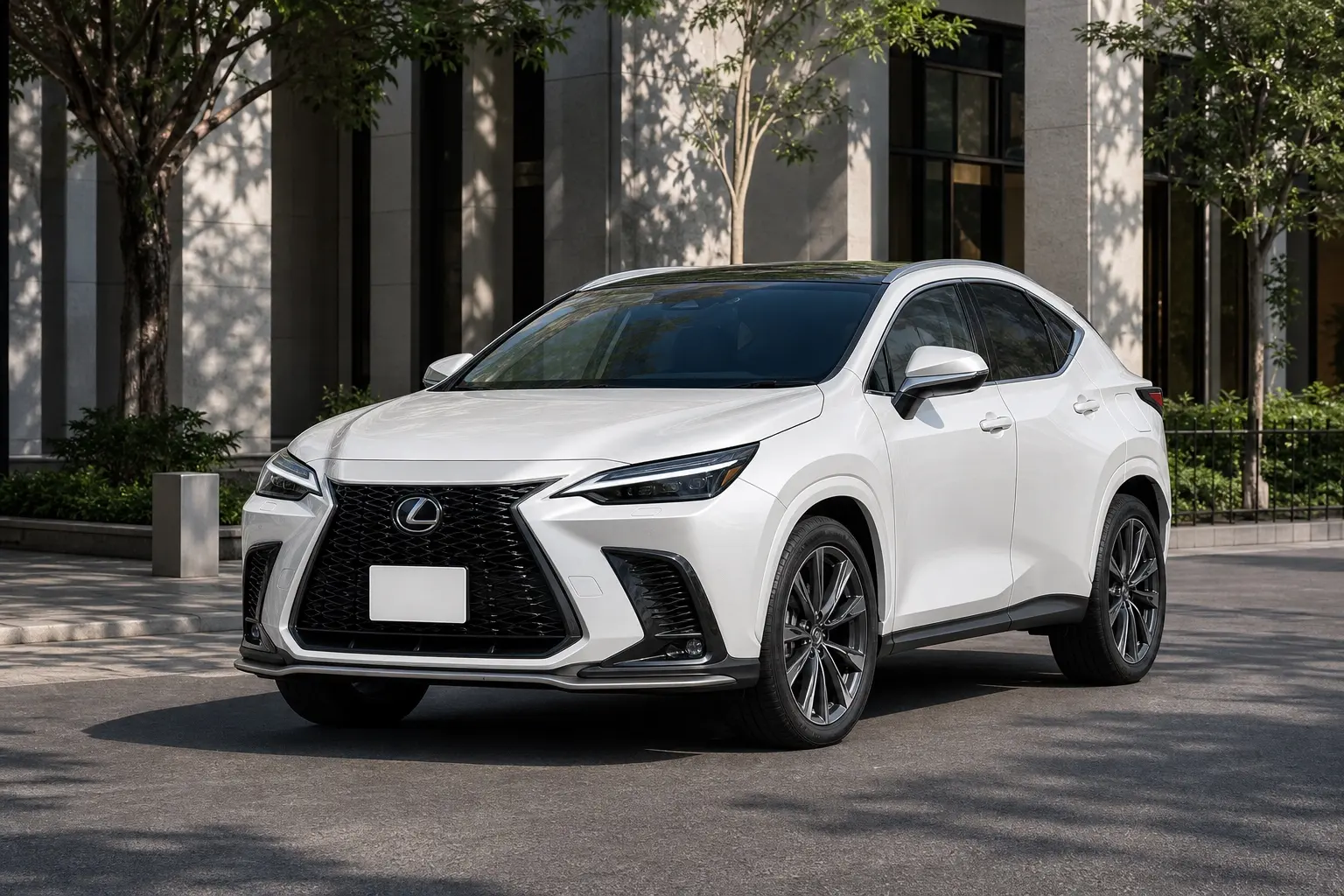 レクサスNXを白系の車体色で斜め前から捉えた外観カット。大型のスピンドルグリルと薄型ヘッドランプが分かる