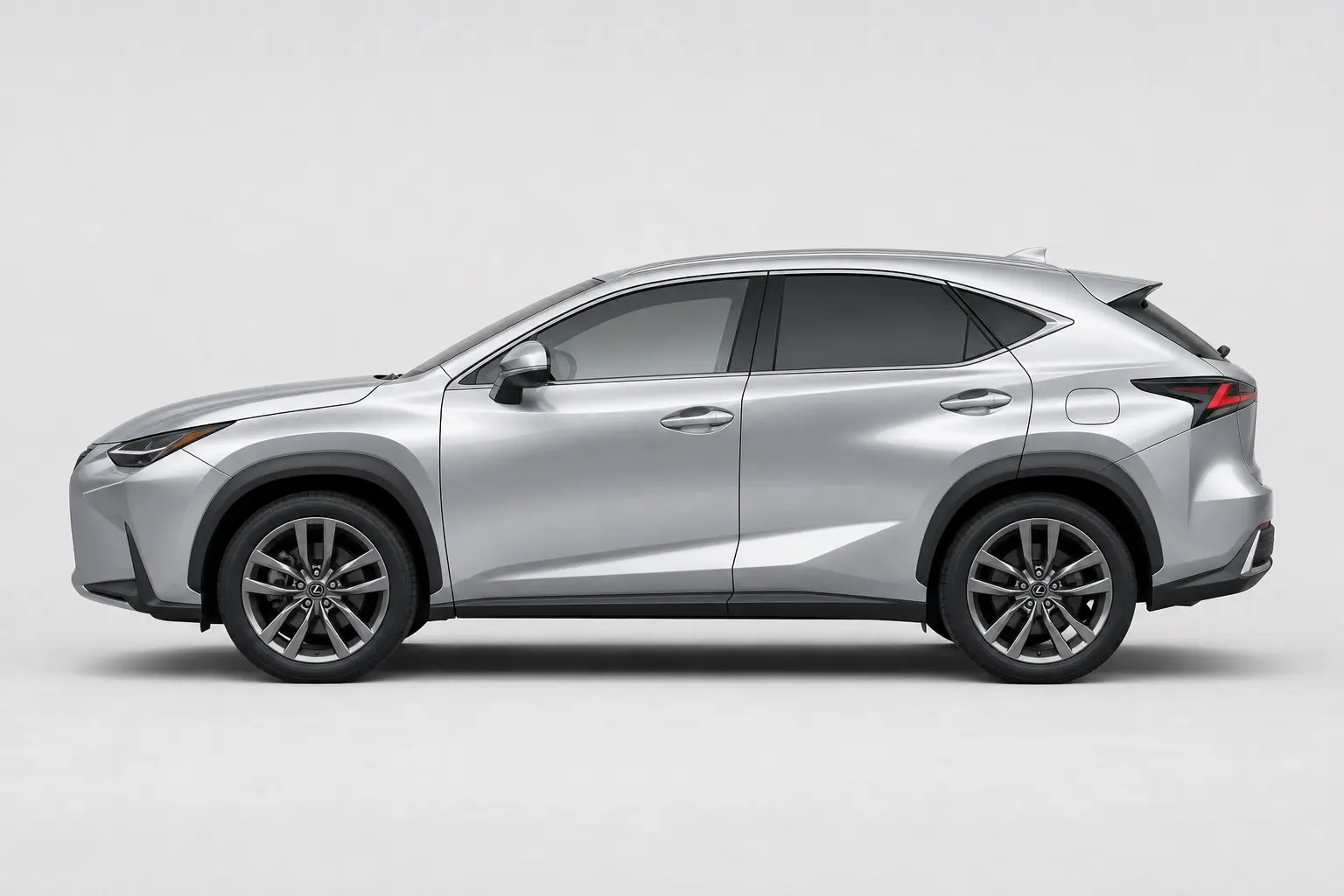 レクサスNXをシルバー系の車体色で真横から捉えた外観カット。全長の短さとルーフラインの傾き、ホイールアーチの張り出しが分かる
