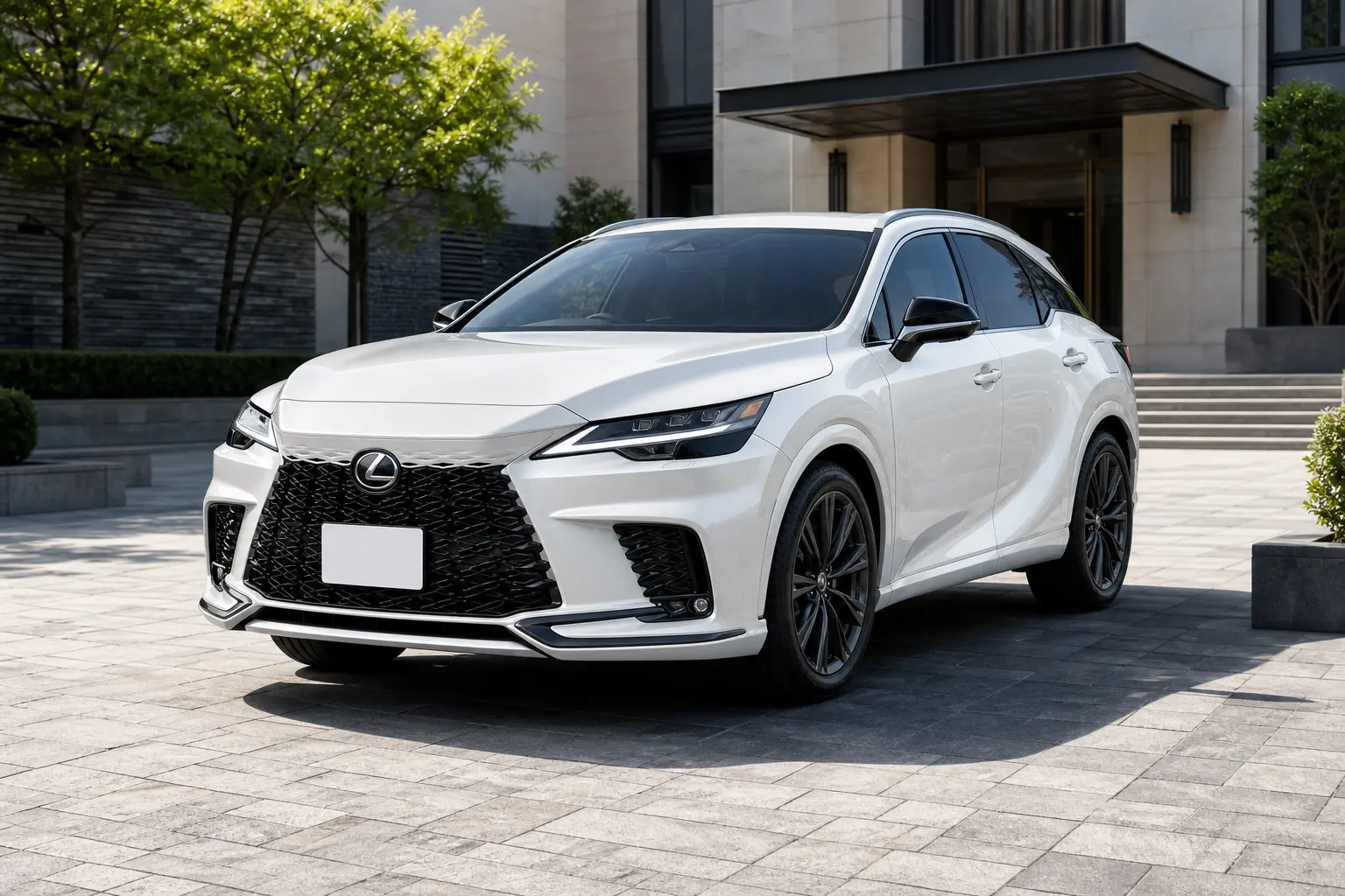 レクサスRXを白系の車体色で斜め前から捉えた外観カット。大型のスピンドルグリルと鋭いヘッドランプ、低く構えたルーフラインが分かる