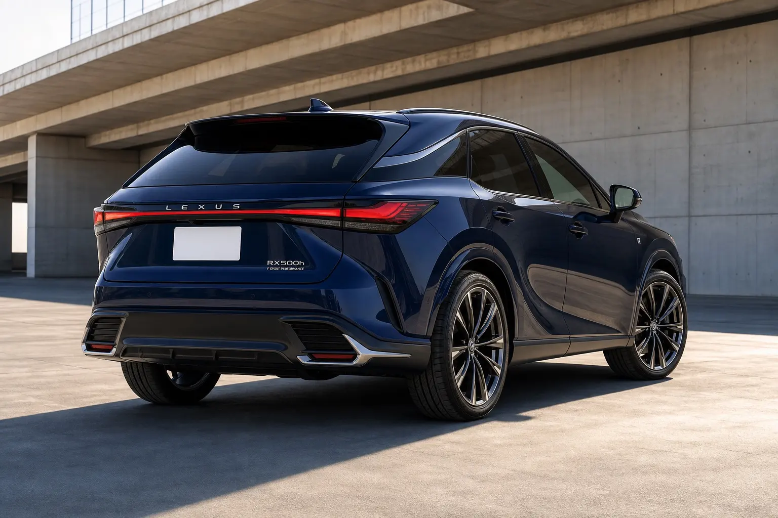 レクサスRX500h F SPORT Performanceを濃紺の車体色で斜め後方から捉えた外観カット。横一文字につながるリアランプと大径ホイールが分かる