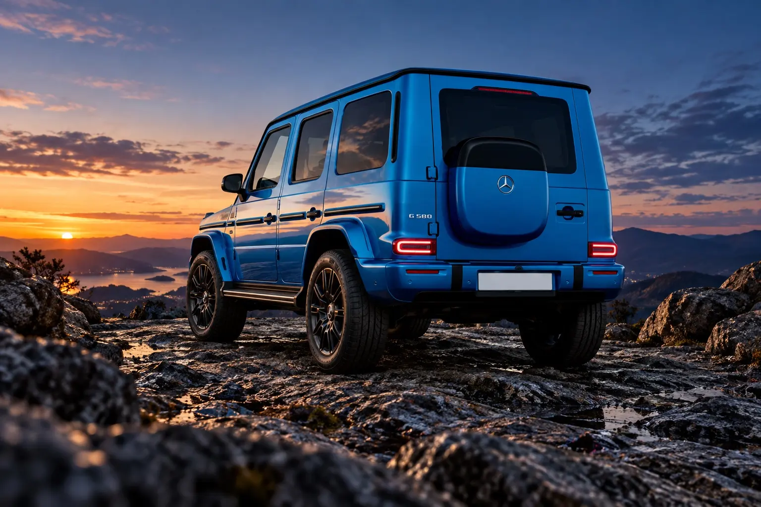 メルセデス・ベンツ G 580 with EQ Technologyを斜め後ろから見た実車イラスト。サウスシーブルーのボディ、背面の四角い収納ボックス、岩場の上